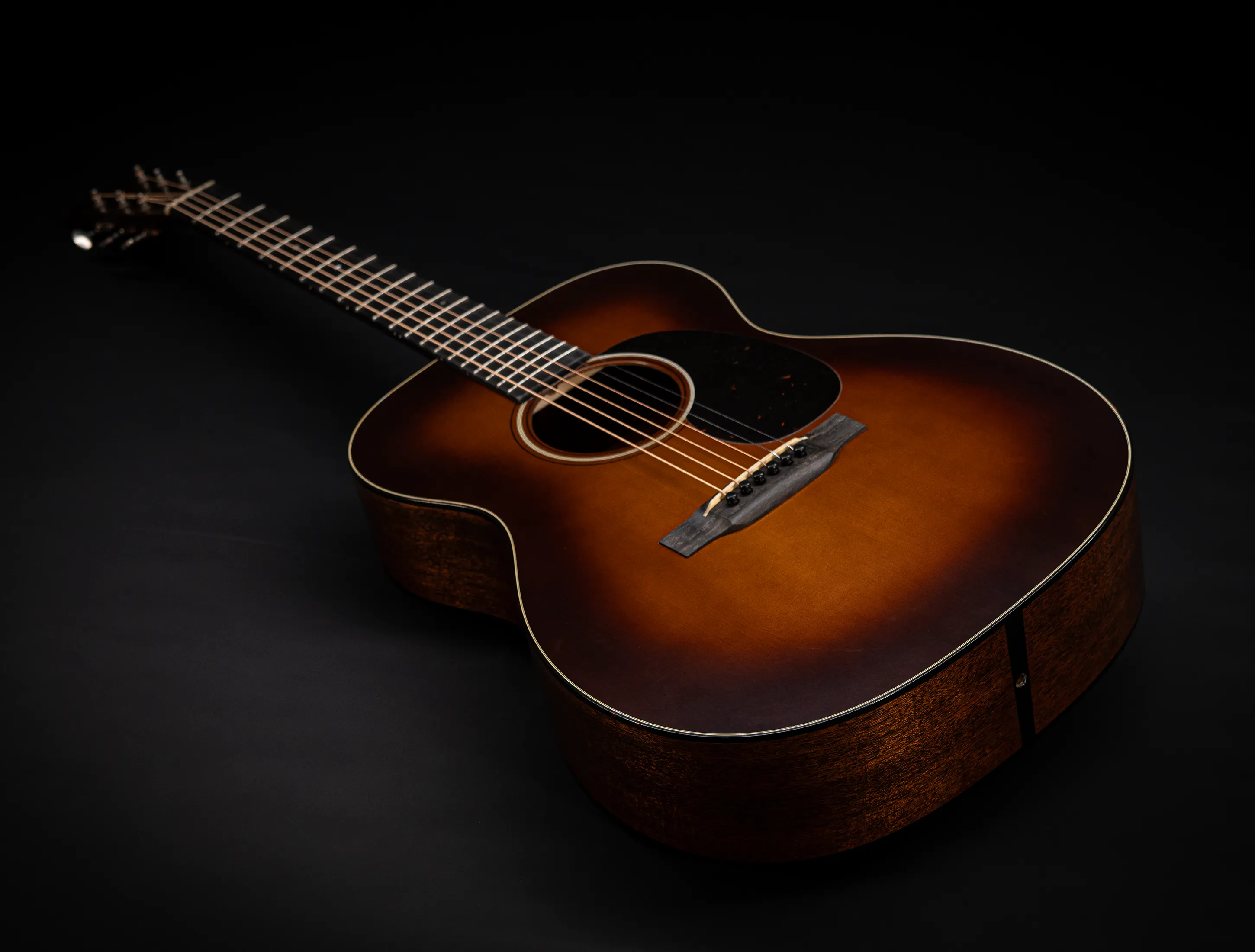 Show gallery (32 images) a156509-Martin Custom Shop 000-18 Authentic 1937 Vintage Low Gloss - Ambertone Burst Stage 1 Aging