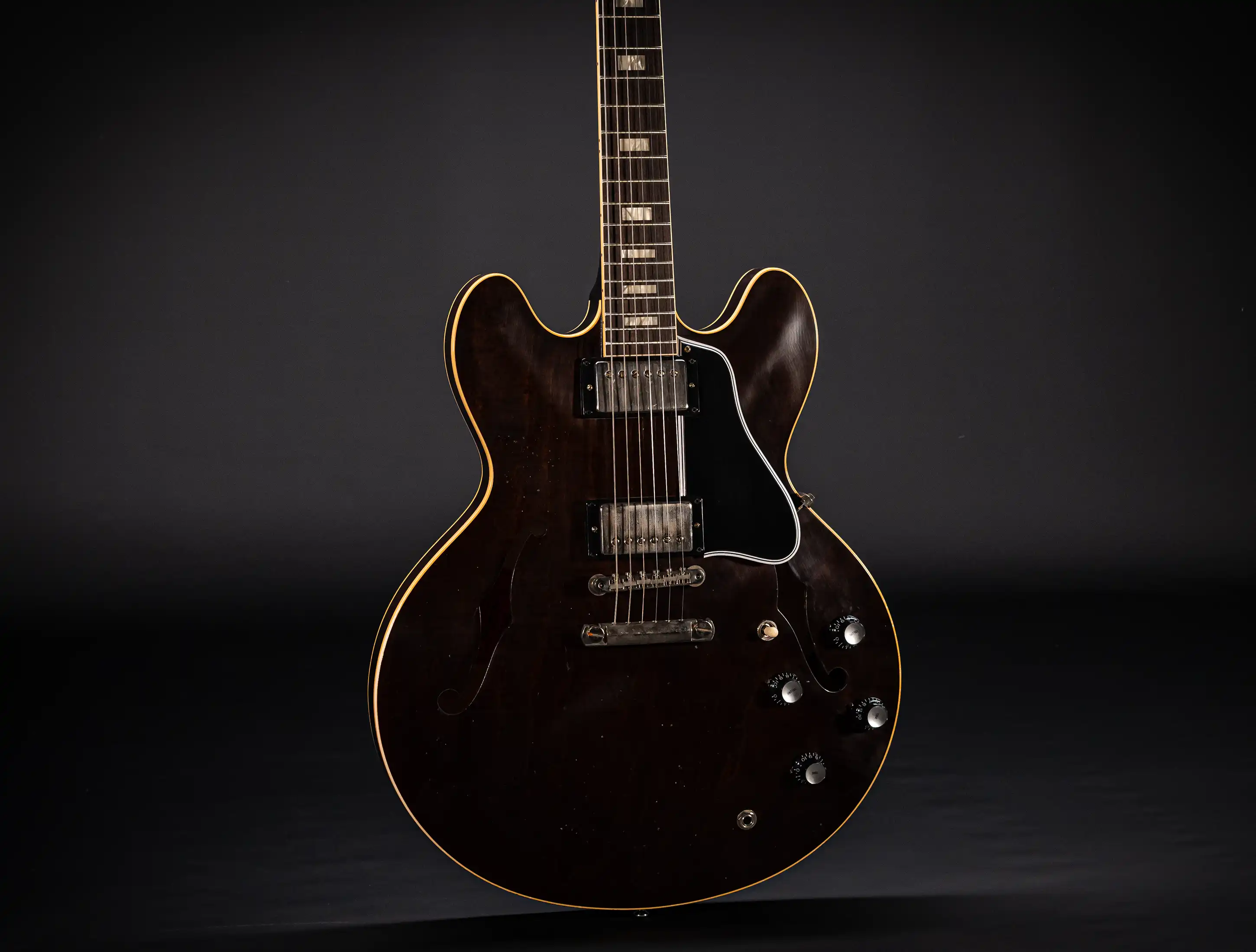 Galerie anzeigen (29 Bilder) a154474 Gibson-ES-335-1964-Custom-Shop-Murphy-Lab-Light-Aged-Figured-Maple-Antique-Walnut-Stain