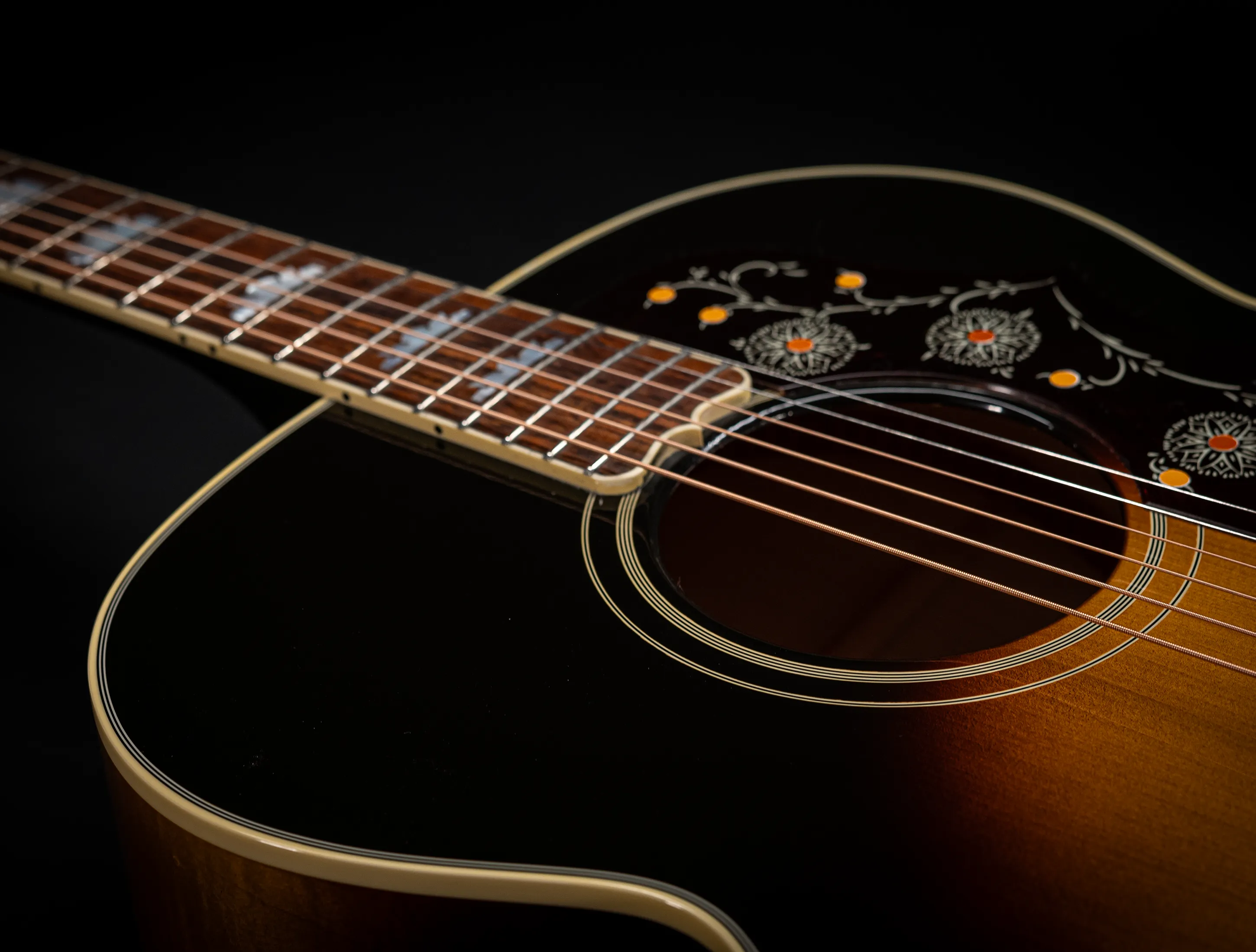 Galerie anzeigen (34 Bilder) a175856-Gibson-SJ-200-EARLY-50`s-Golden-Era-Custom-Shop-Adirondack-Vintage-Sunburst-Musikhaus-Hermann-