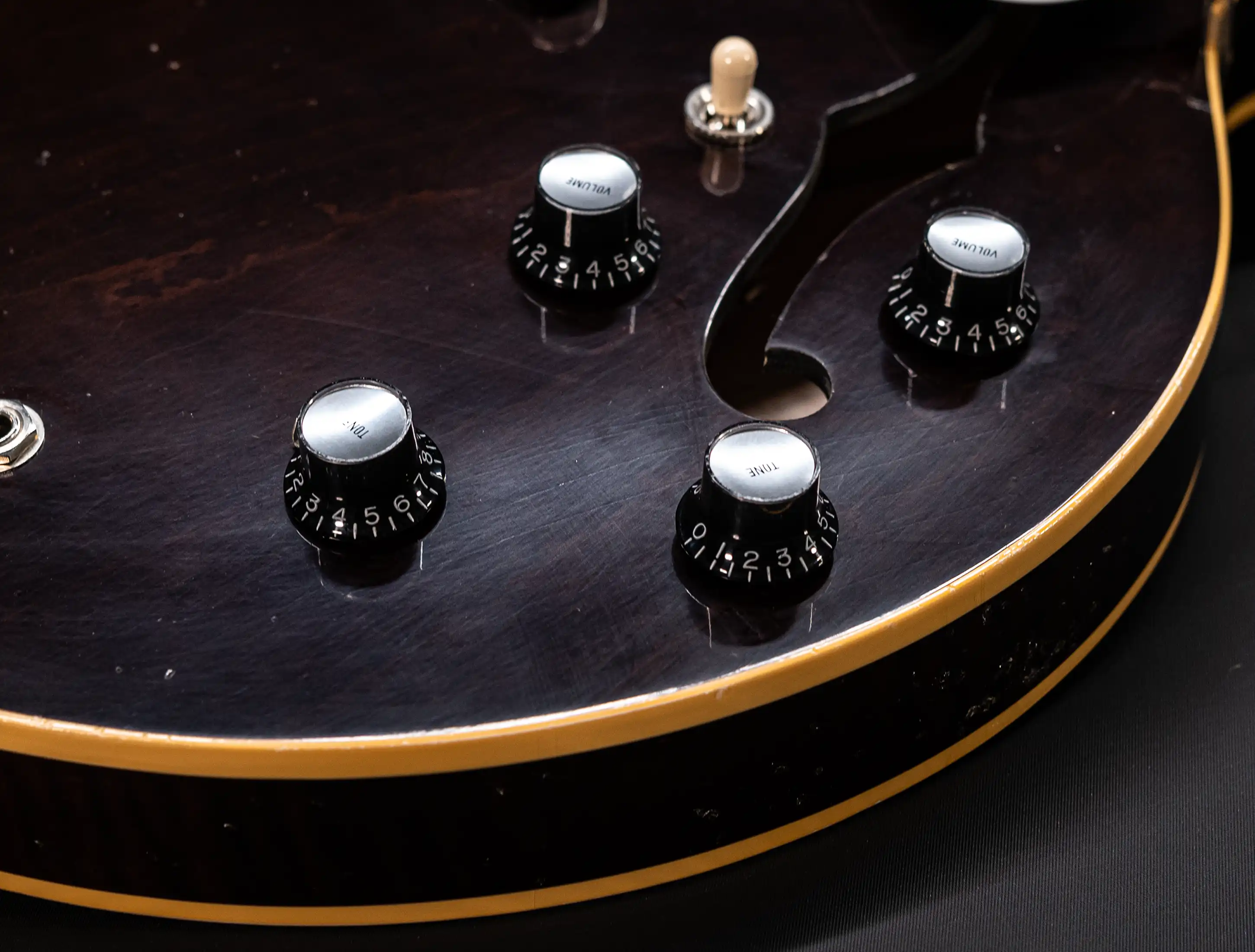 Galerie anzeigen (29 Bilder) a154452 Gibson-ES-335-1964-Custom-Shop-Murphy-Lab-Light-Aged-Figured-Maple-Antique-Walnut-Stain