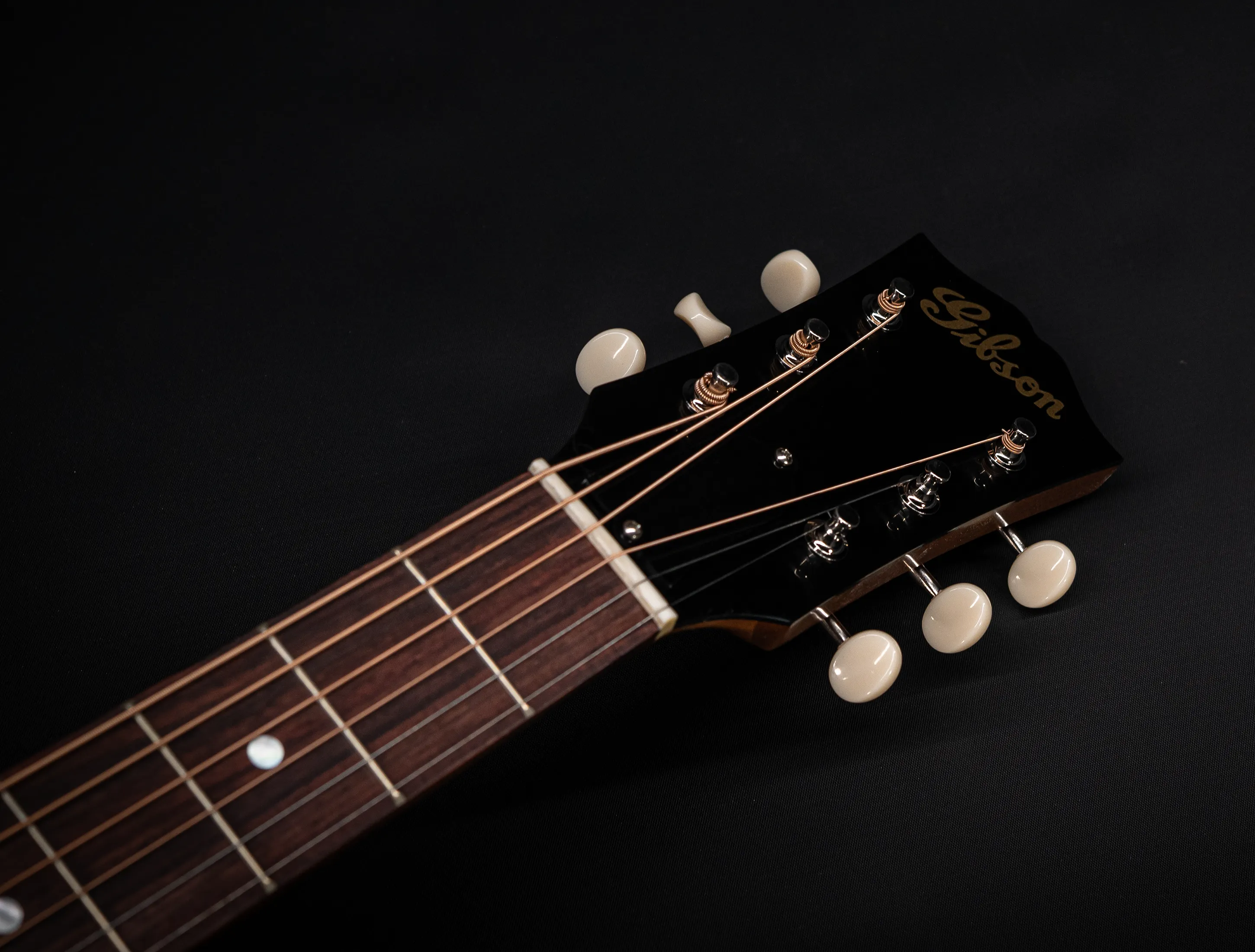 Show gallery (30 images) a175811-Gibson-J-45-Rosewood-EARLY-50s-Golden-Era-Custom-Shop-Adirondack-Vintage-Sunburst-Musikhaus-Hermann-