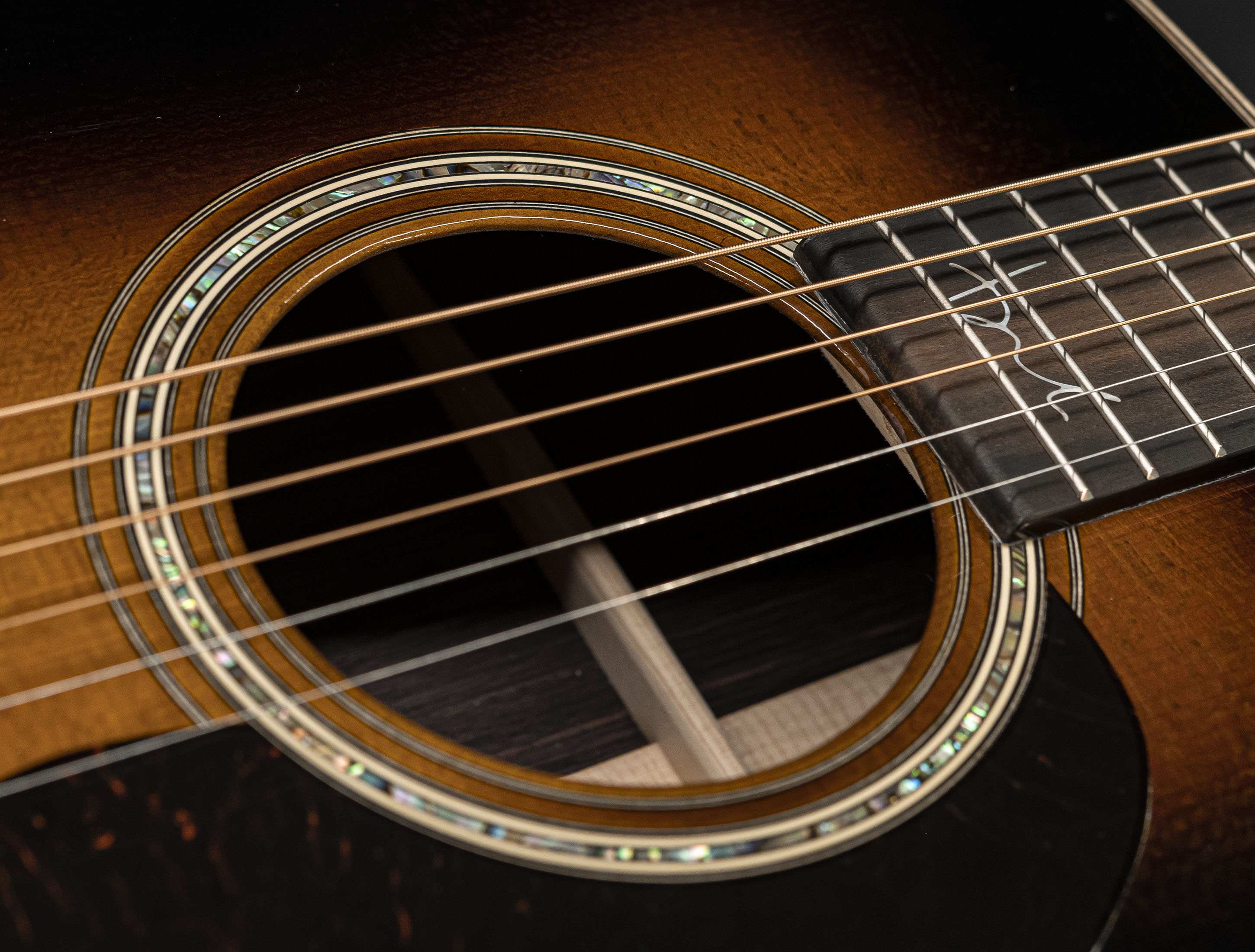 Galerie anzeigen (24 Bilder) a126333 martin-000-28bl-brooke-ligertwood-sunburst