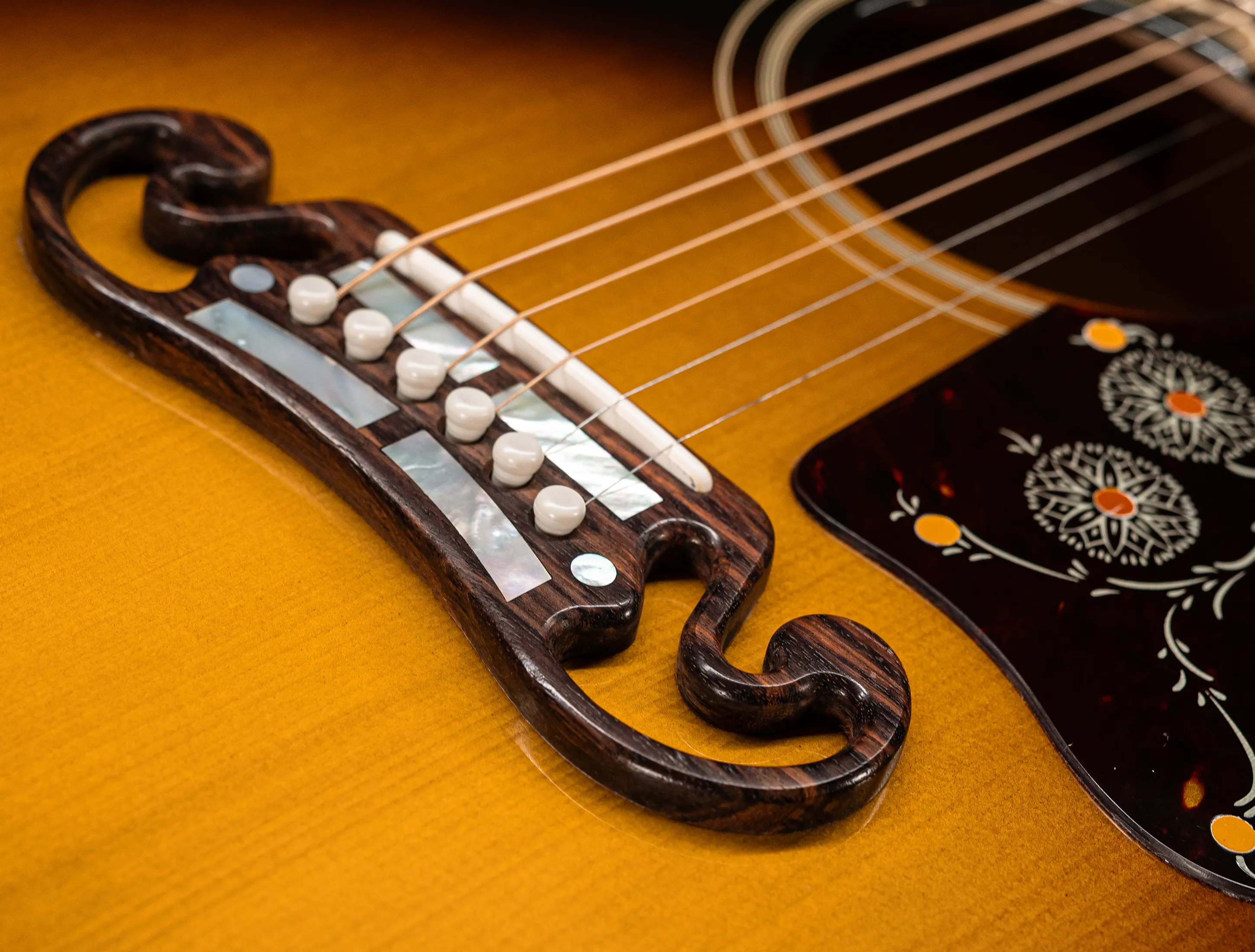 Galerie anzeigen (34 Bilder) a175837-Gibson-SJ-200-EARLY-50`s-Golden-Era-Custom-Shop-Adirondack-Vintage-Sunburst-Musikhaus-Hermann-