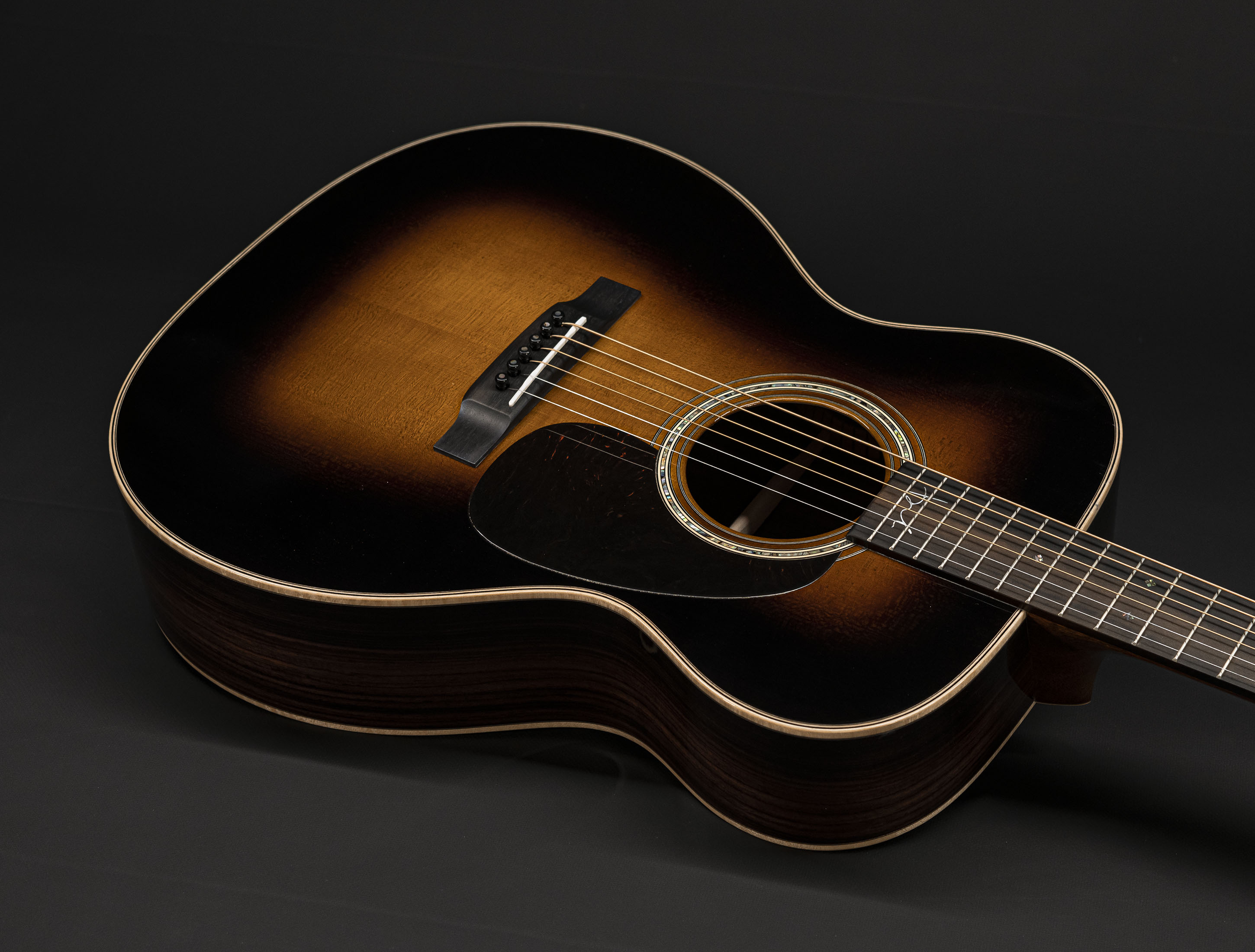 Galerie anzeigen (24 Bilder) a126340 martin-000-28bl-brooke-ligertwood-sunburst