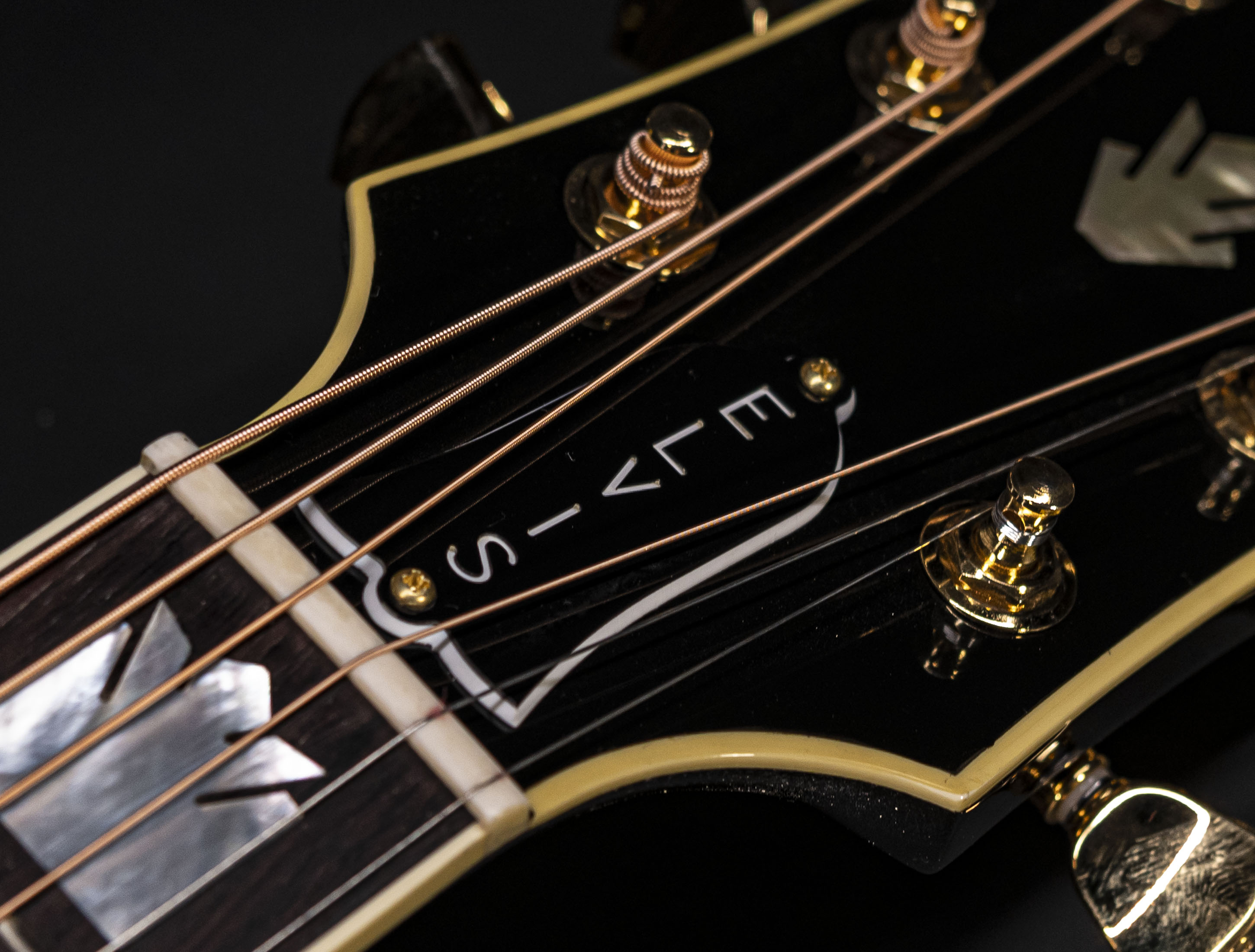 Show gallery (22 images) a110394 gibson-elvis-sj-200-signature-the-king-of-rock-and-roll-ebony