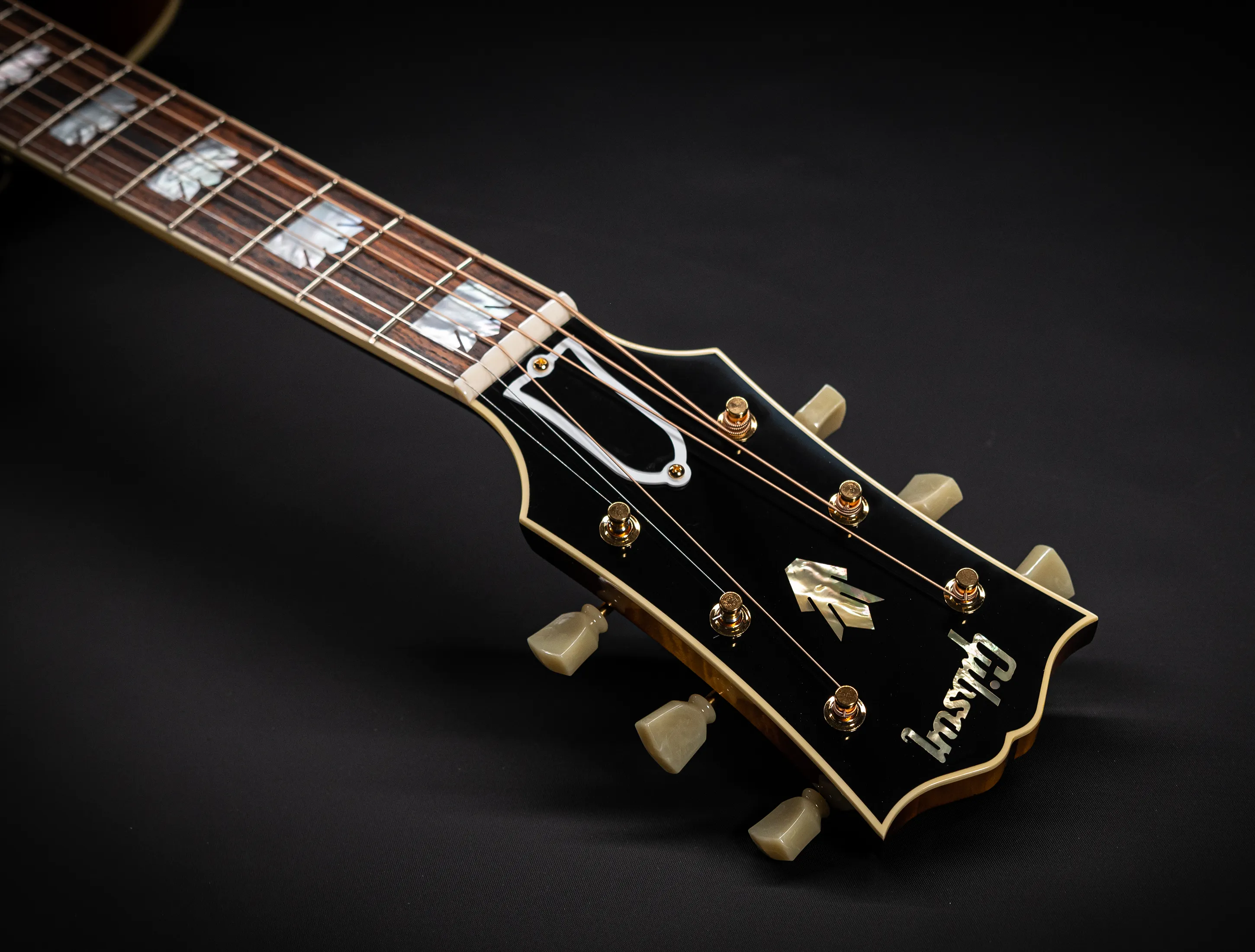 Galerie anzeigen (34 Bilder) a175853-Gibson-SJ-200-EARLY-50`s-Golden-Era-Custom-Shop-Adirondack-Vintage-Sunburst-Musikhaus-Hermann-