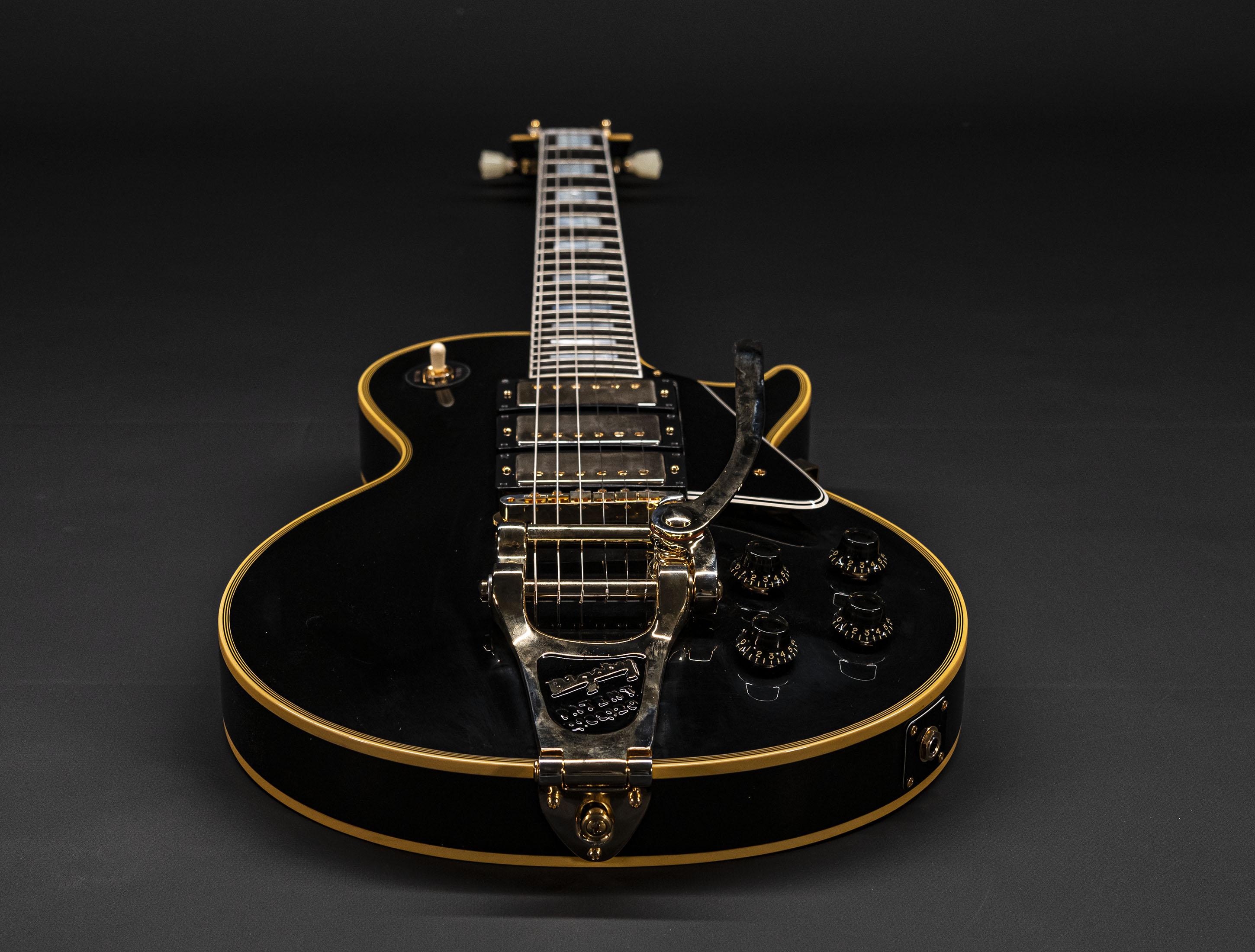 Galerie anzeigen (26 Bilder) a120224 gibson-les-paul-custom-1957-reissue-3-pickup-bigsby-vos-ebony