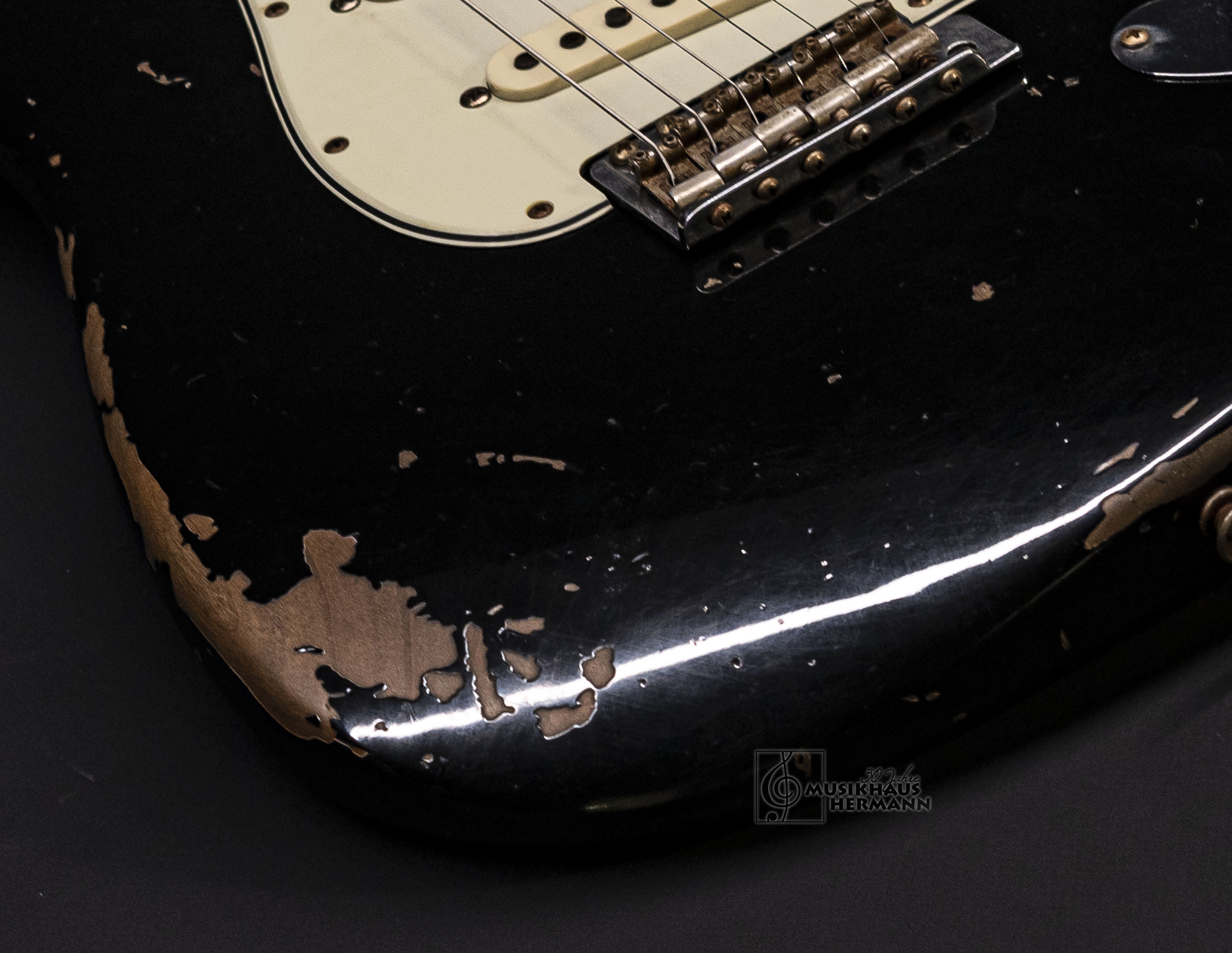 Show gallery (22 images) a9-1297 fender-custom-shop-michael-landau-1968-stratocaster-black