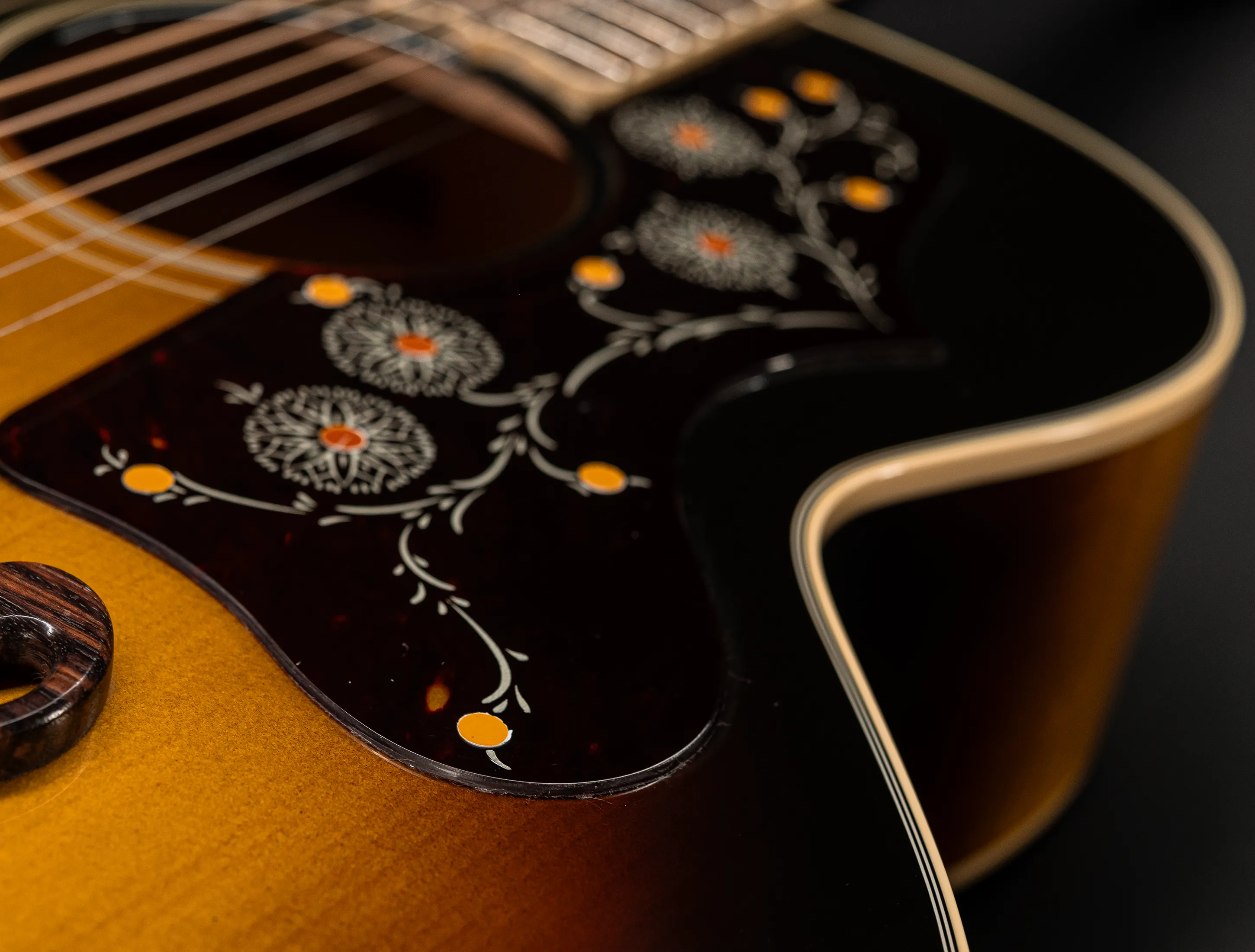 Galerie anzeigen (34 Bilder) a175838-Gibson-SJ-200-EARLY-50`s-Golden-Era-Custom-Shop-Adirondack-Vintage-Sunburst-Musikhaus-Hermann-