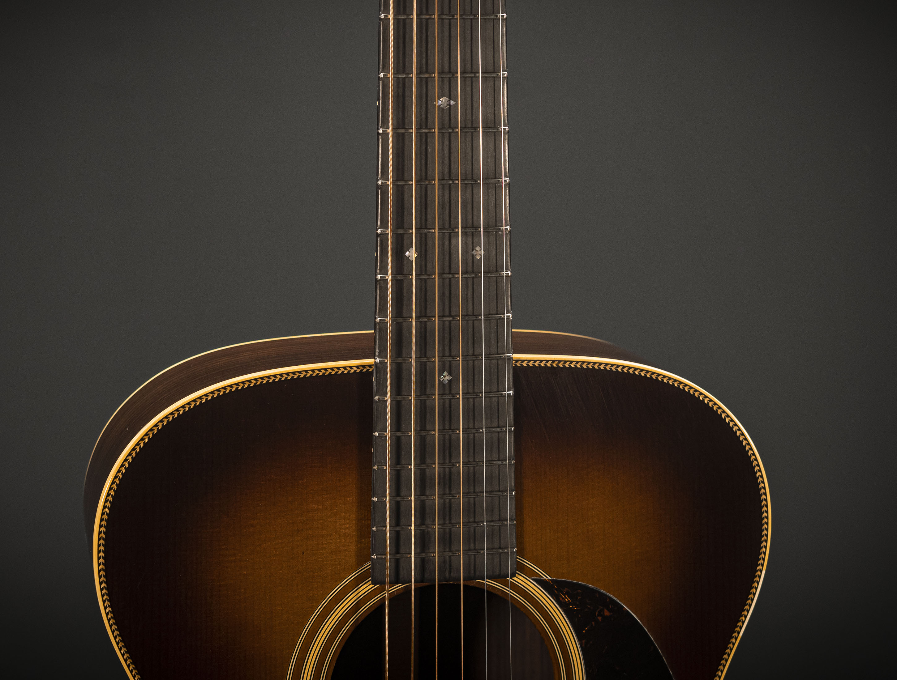 Show gallery (29 images) a137041 martin-custom-shop-000-28-authentic-1937-vintage-low-gloss-ambertone-burst-stage-1-aging