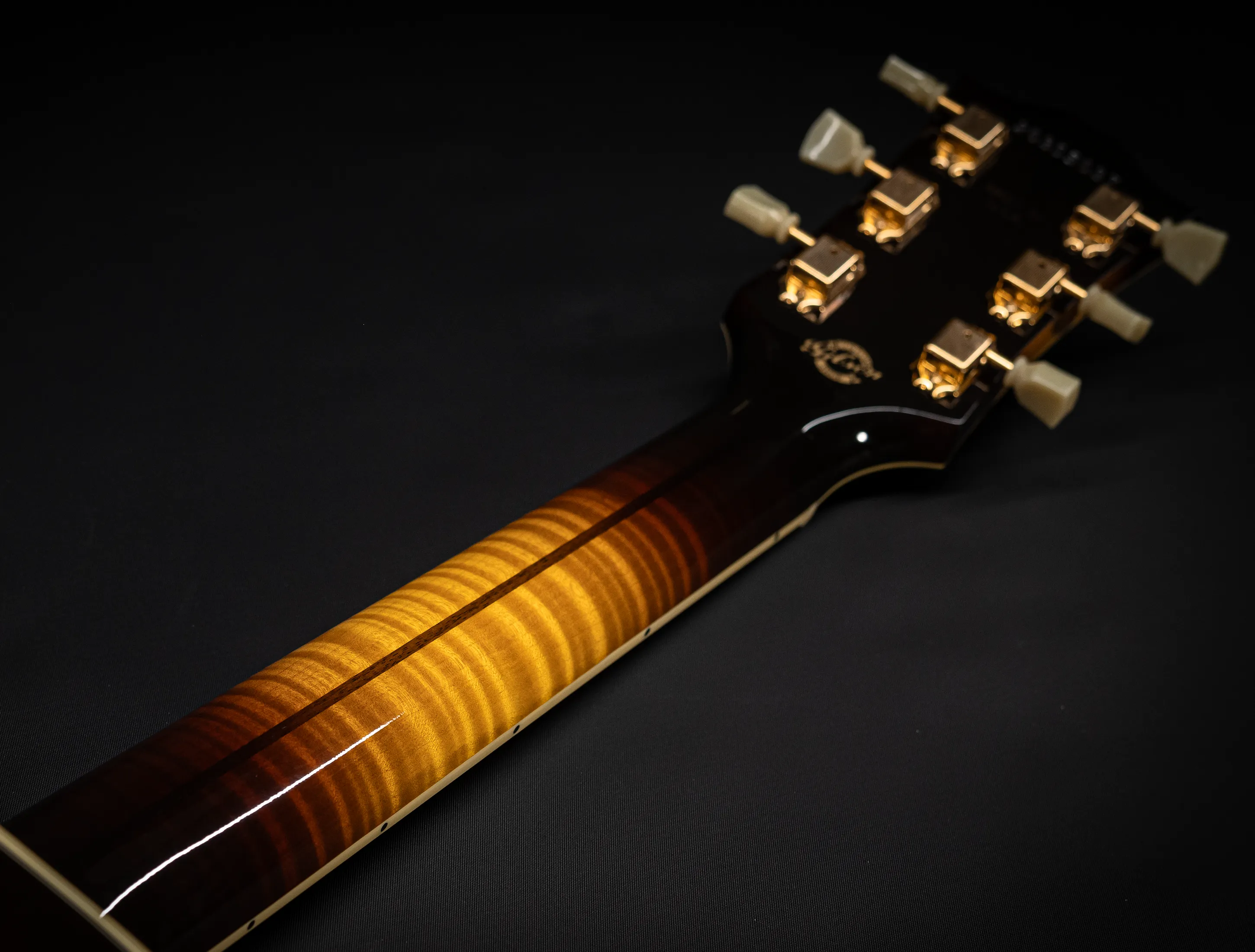 Galerie anzeigen (34 Bilder) a175847-Gibson-SJ-200-EARLY-50`s-Golden-Era-Custom-Shop-Adirondack-Vintage-Sunburst-Musikhaus-Hermann-