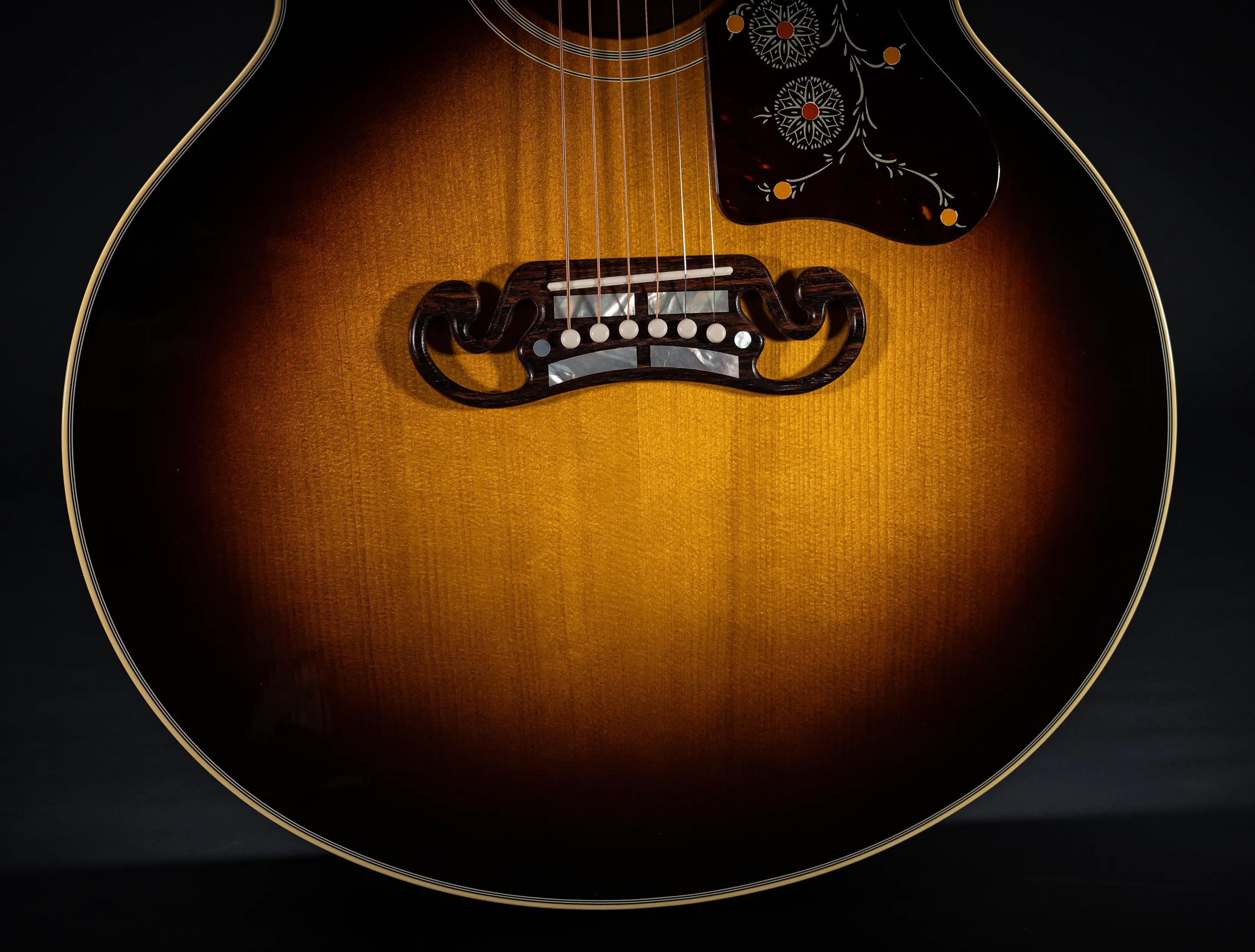 Galerie anzeigen (34 Bilder) a175862-Gibson-SJ-200-EARLY-50`s-Golden-Era-Custom-Shop-Adirondack-Vintage-Sunburst-Musikhaus-Hermann-