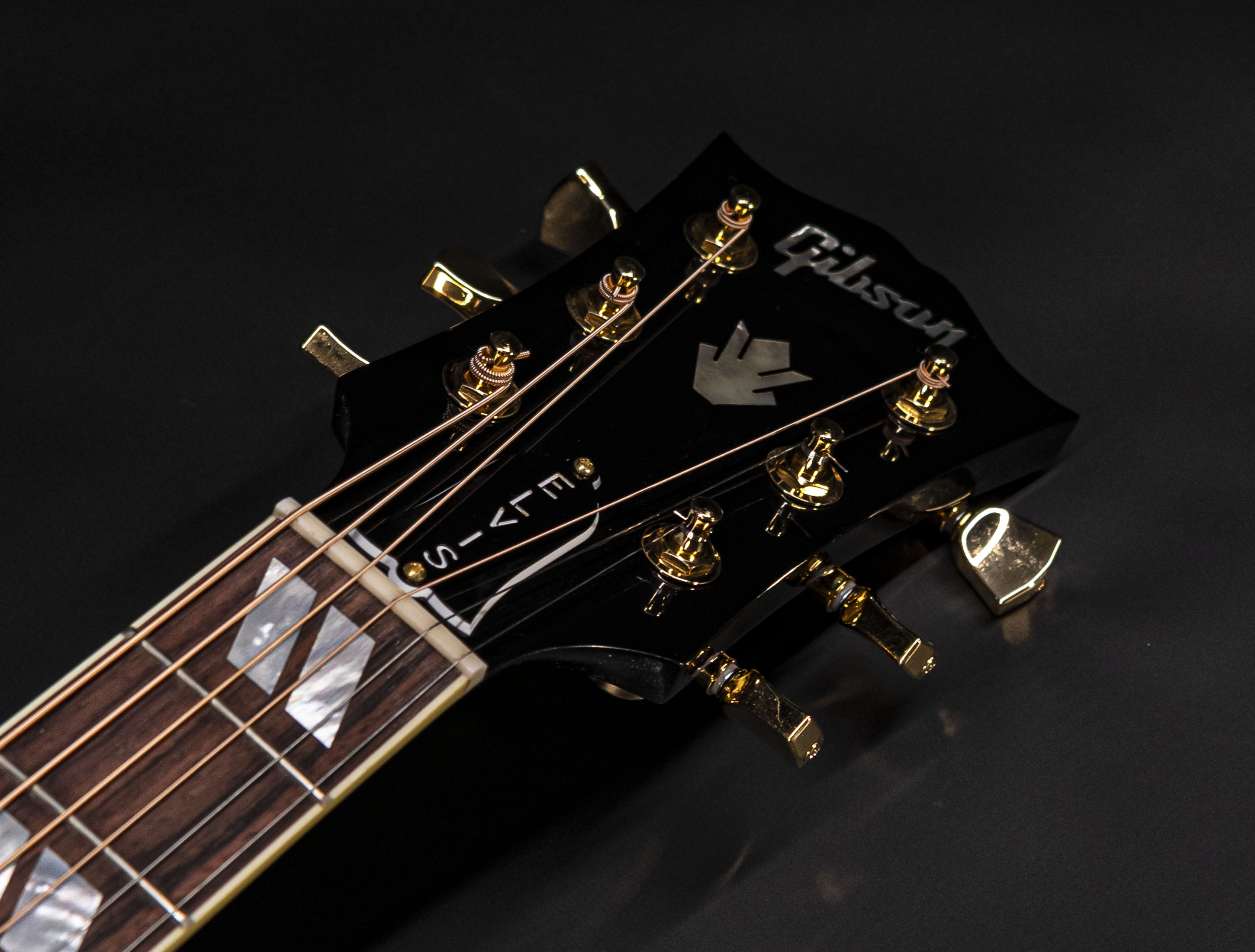 Show gallery (24 images) a110414 Gibson Elvis Dove Signature A Gift for the King - Ebony