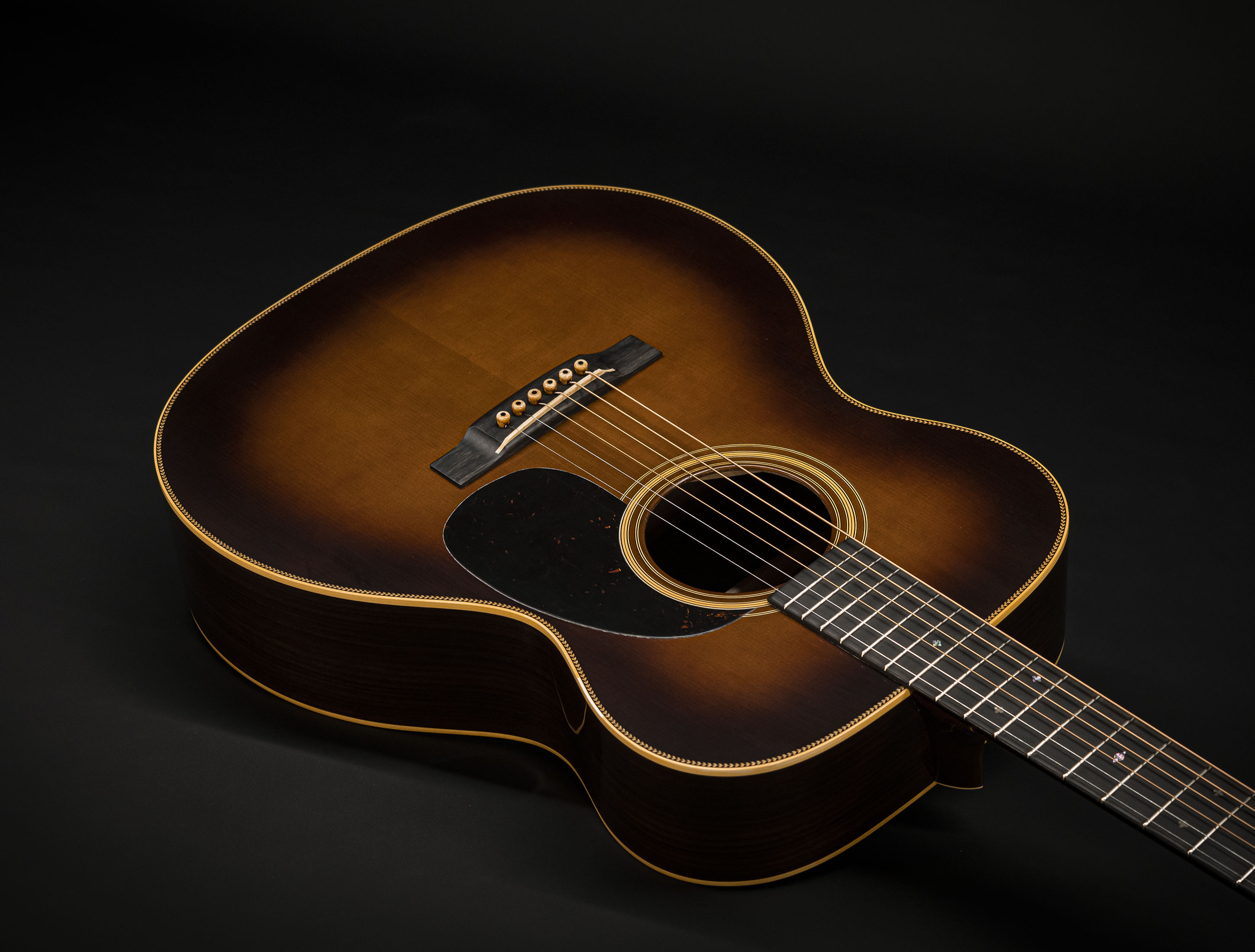 Show gallery (29 images) a137033 martin-custom-shop-000-28-authentic-1937-vintage-low-gloss-ambertone-burst-stage-1-aging