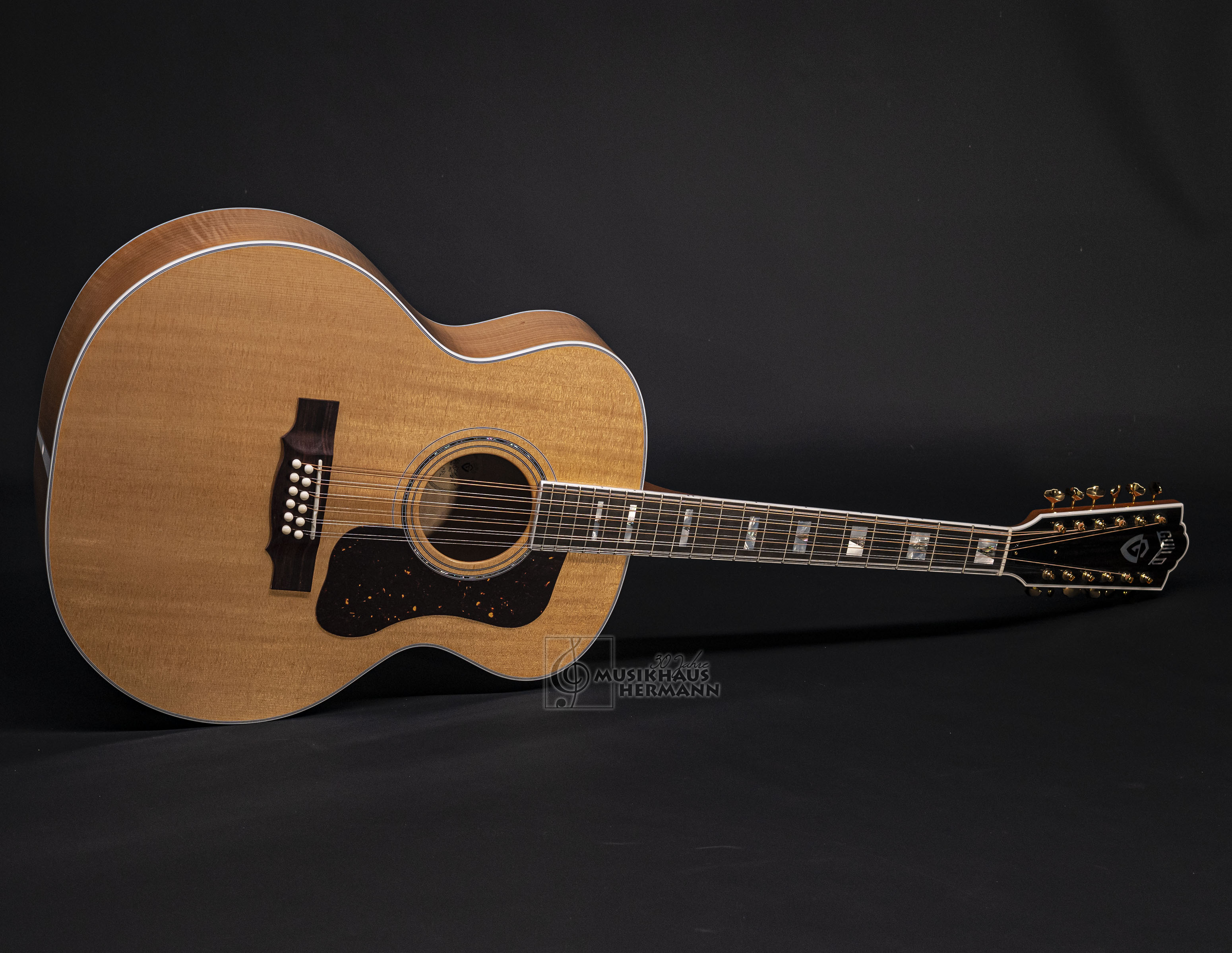 Galerie anzeigen (18 Bilder) a8-8434-guild-f-512-maple-bld