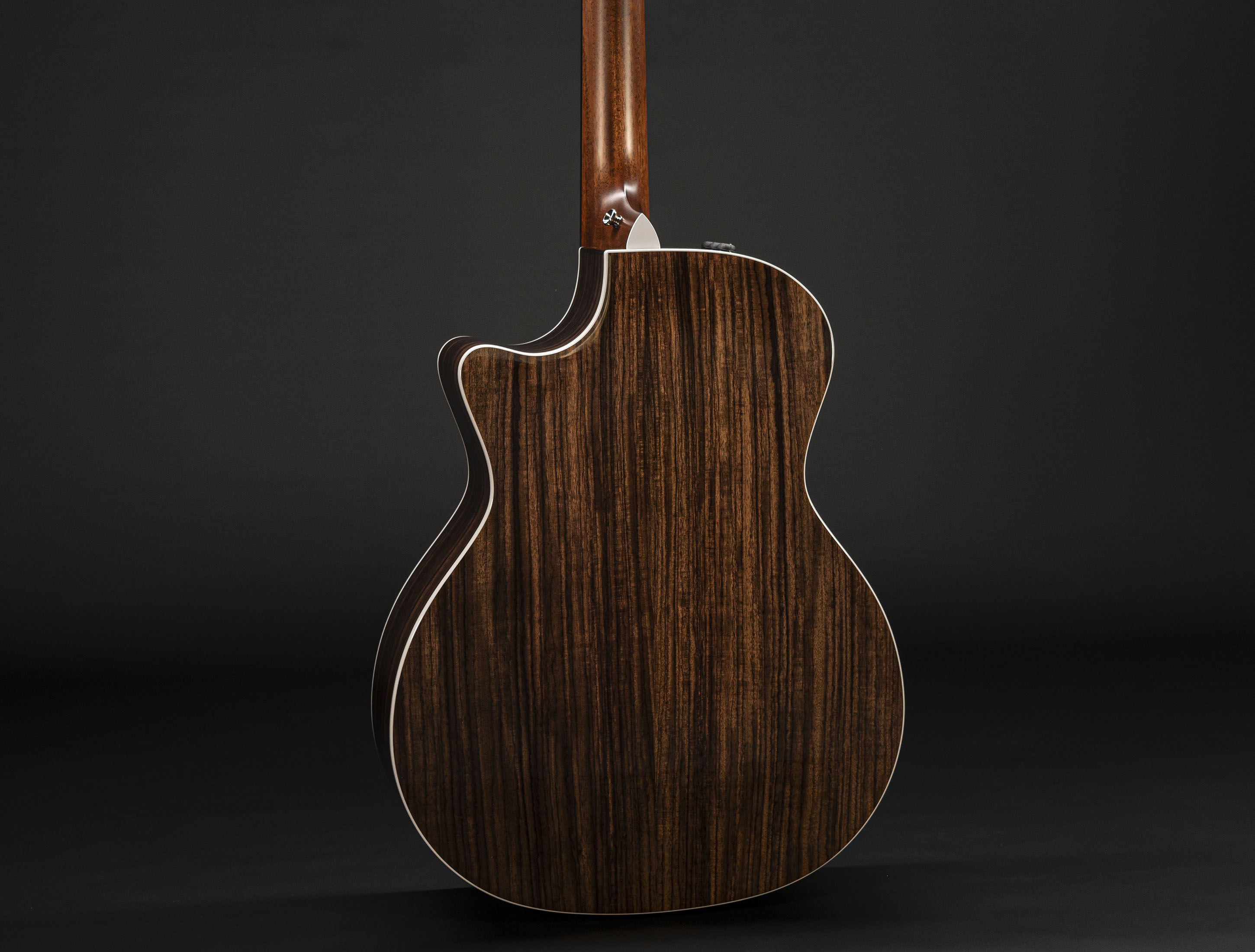 Galerie anzeigen (26 Bilder) a132442-taylor-414ce-r-tobacco-sunburst