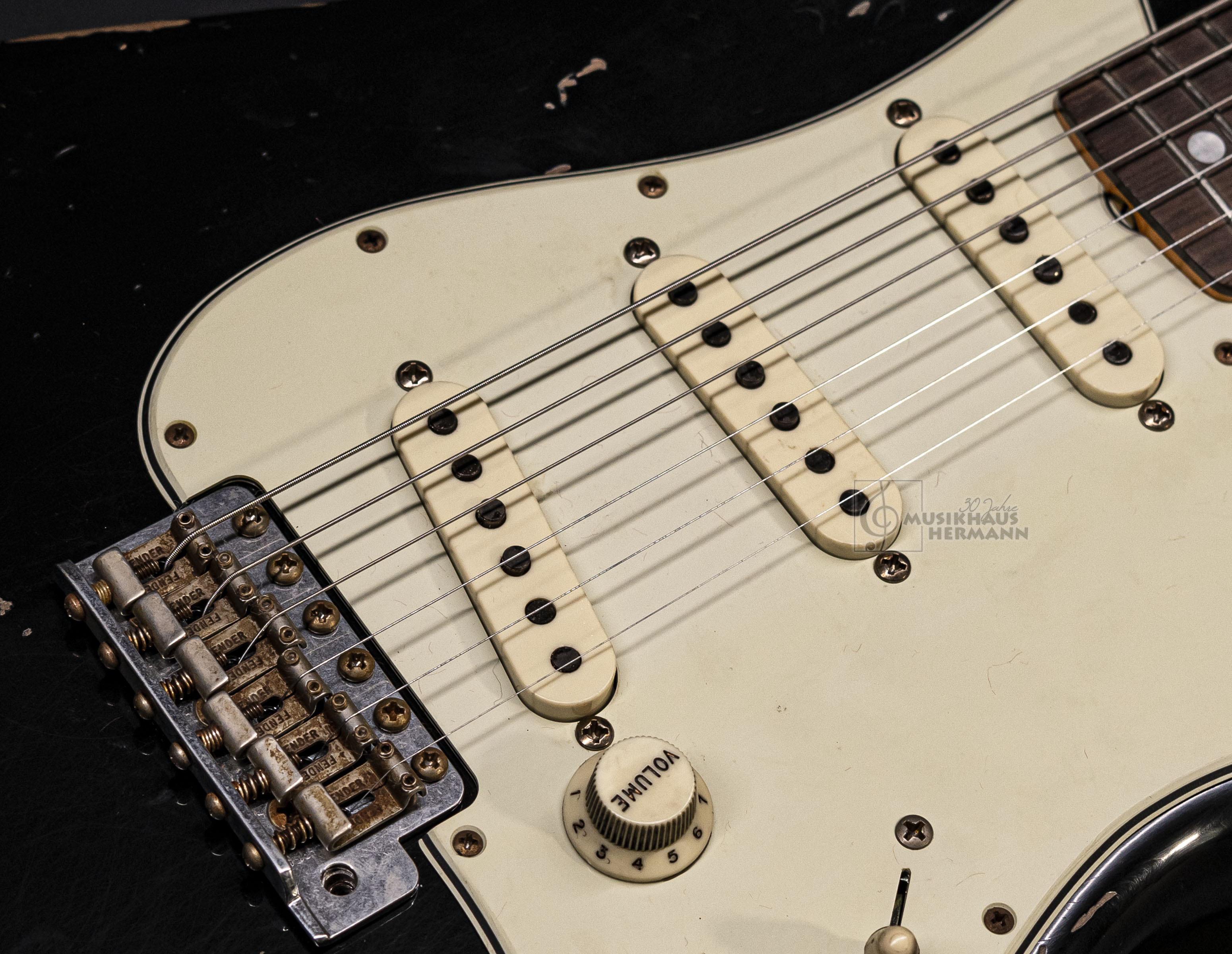 Show gallery (22 images) a9-1282 fender-custom-shop-michael-landau-1968-stratocaster-black