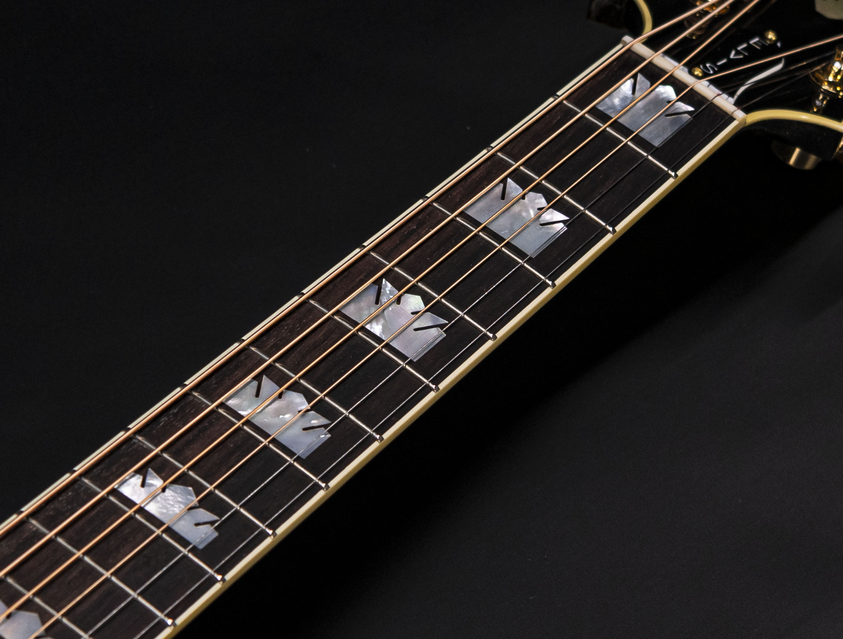 Show gallery (22 images) a110392 gibson-elvis-sj-200-signature-the-king-of-rock-and-roll-ebony
