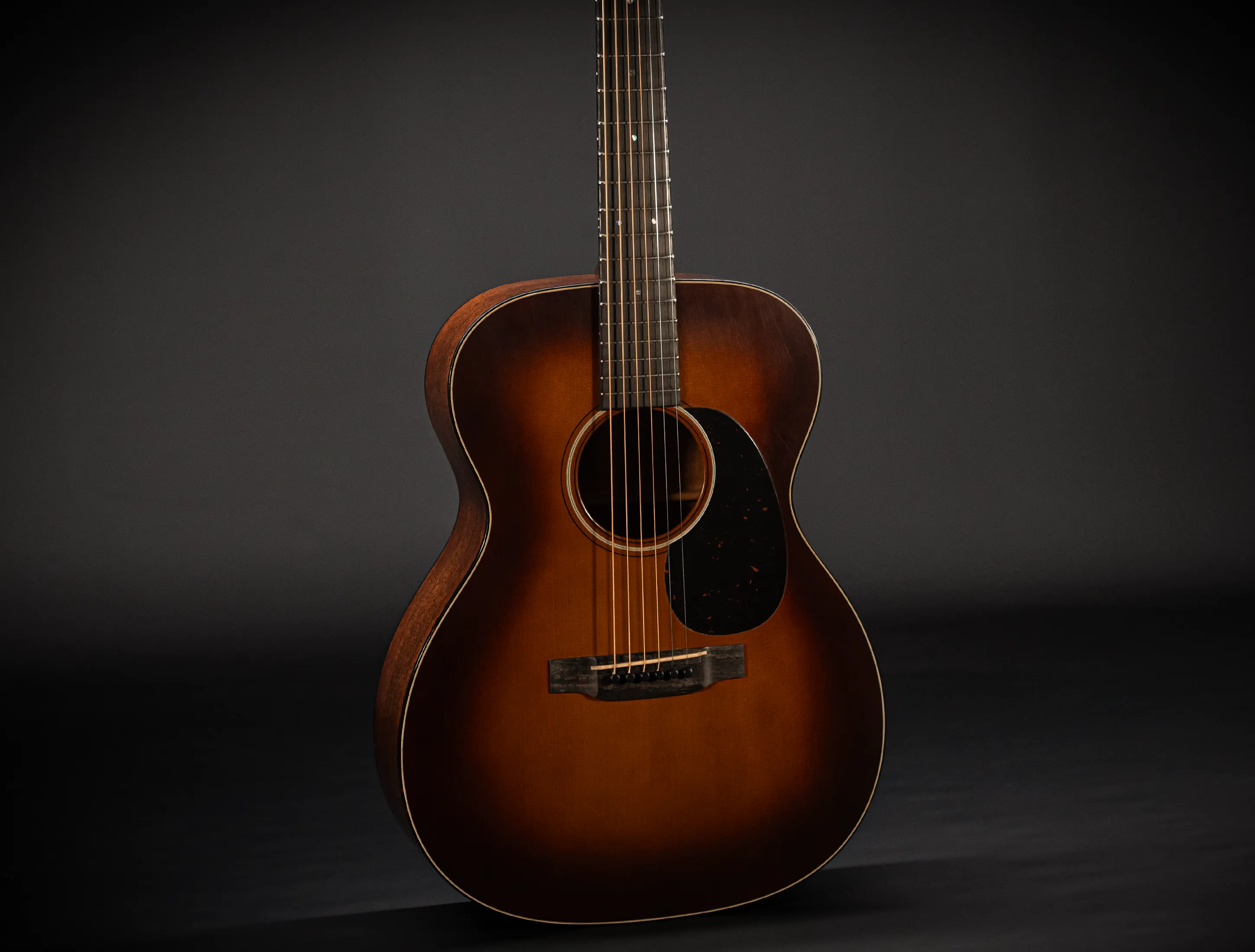 Show gallery (32 images) a156512-Martin Custom Shop 000-18 Authentic 1937 Vintage Low Gloss - Ambertone Burst Stage 1 Aging