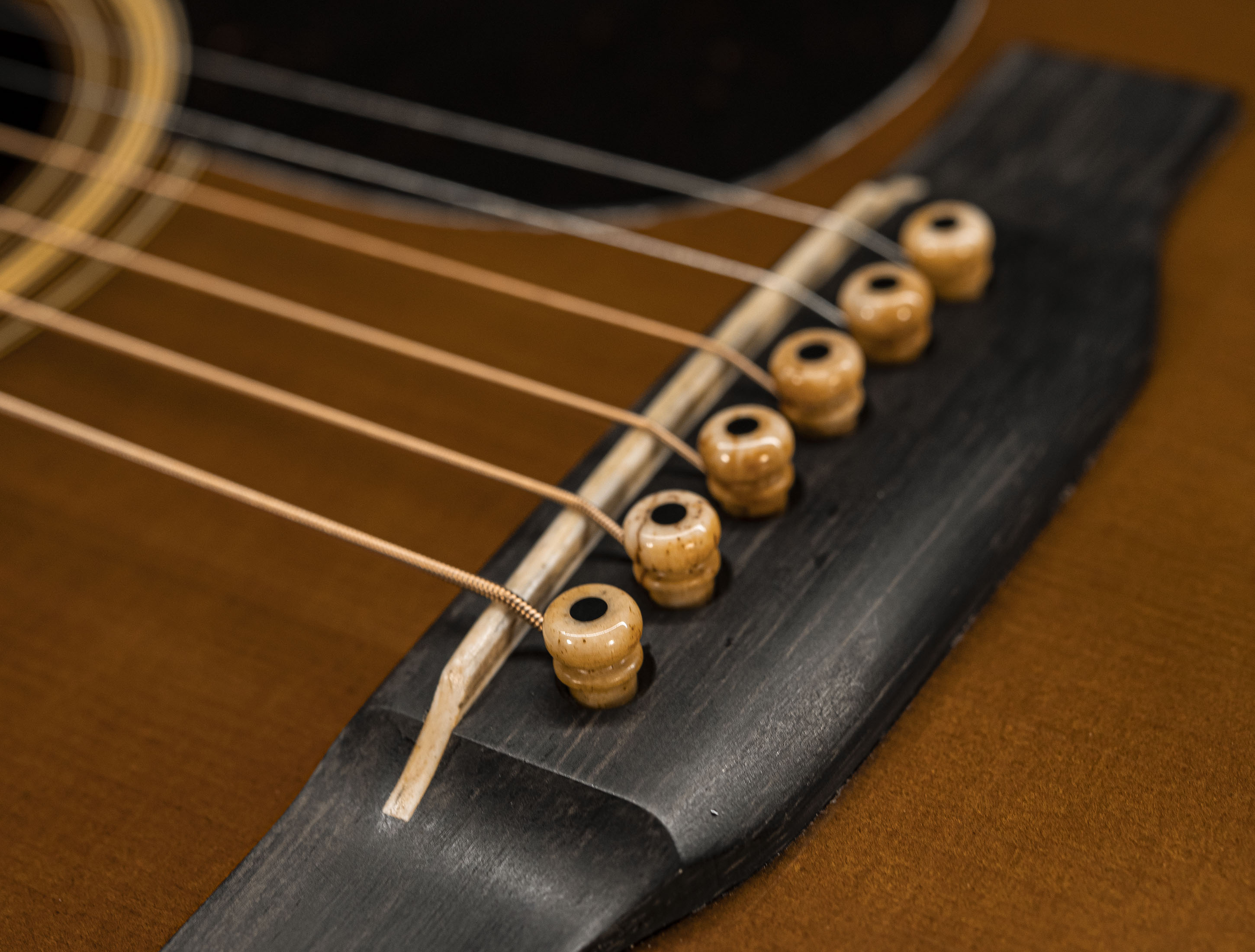 Show gallery (29 images) a137038 martin-custom-shop-000-28-authentic-1937-vintage-low-gloss-ambertone-burst-stage-1-aging