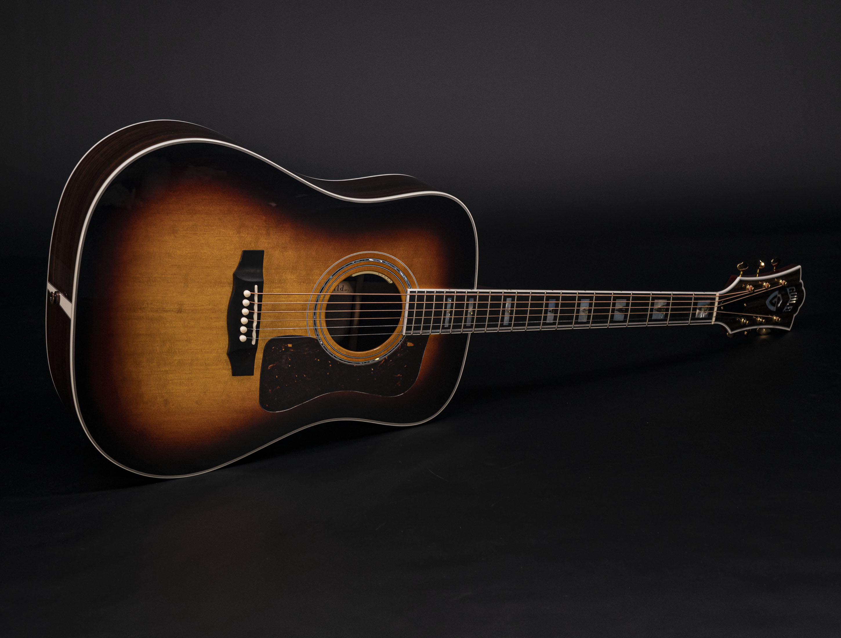 Galerie anzeigen (23 Bilder) a10-5614 Guild-D-55E-ATB-Antique-Sunburst-L-R-Baggs-USA