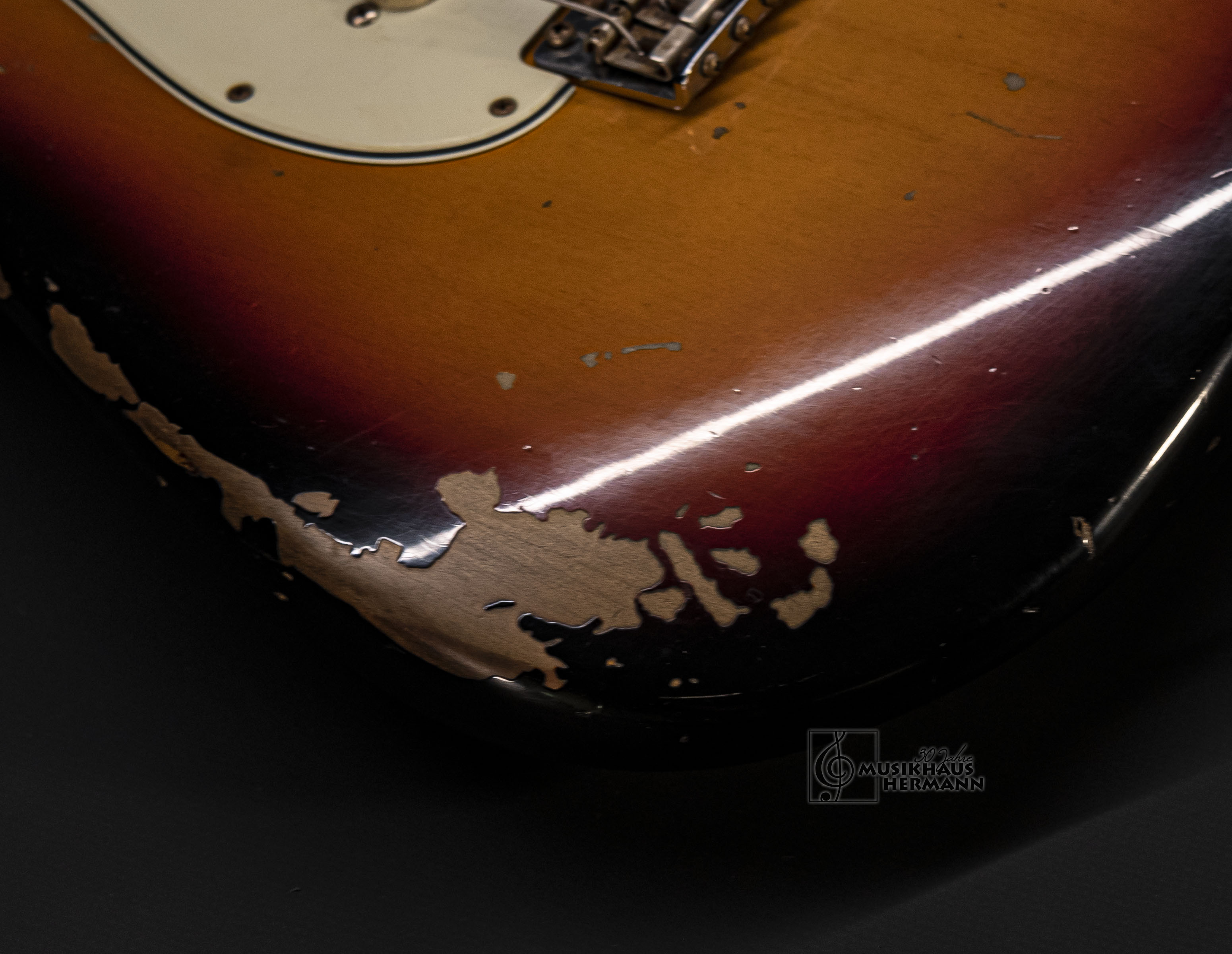 Galerie anzeigen (21 Bilder) a9-4228 fender-custom-shop-michael-landau-1968-stratocaster-3-color-sunburst