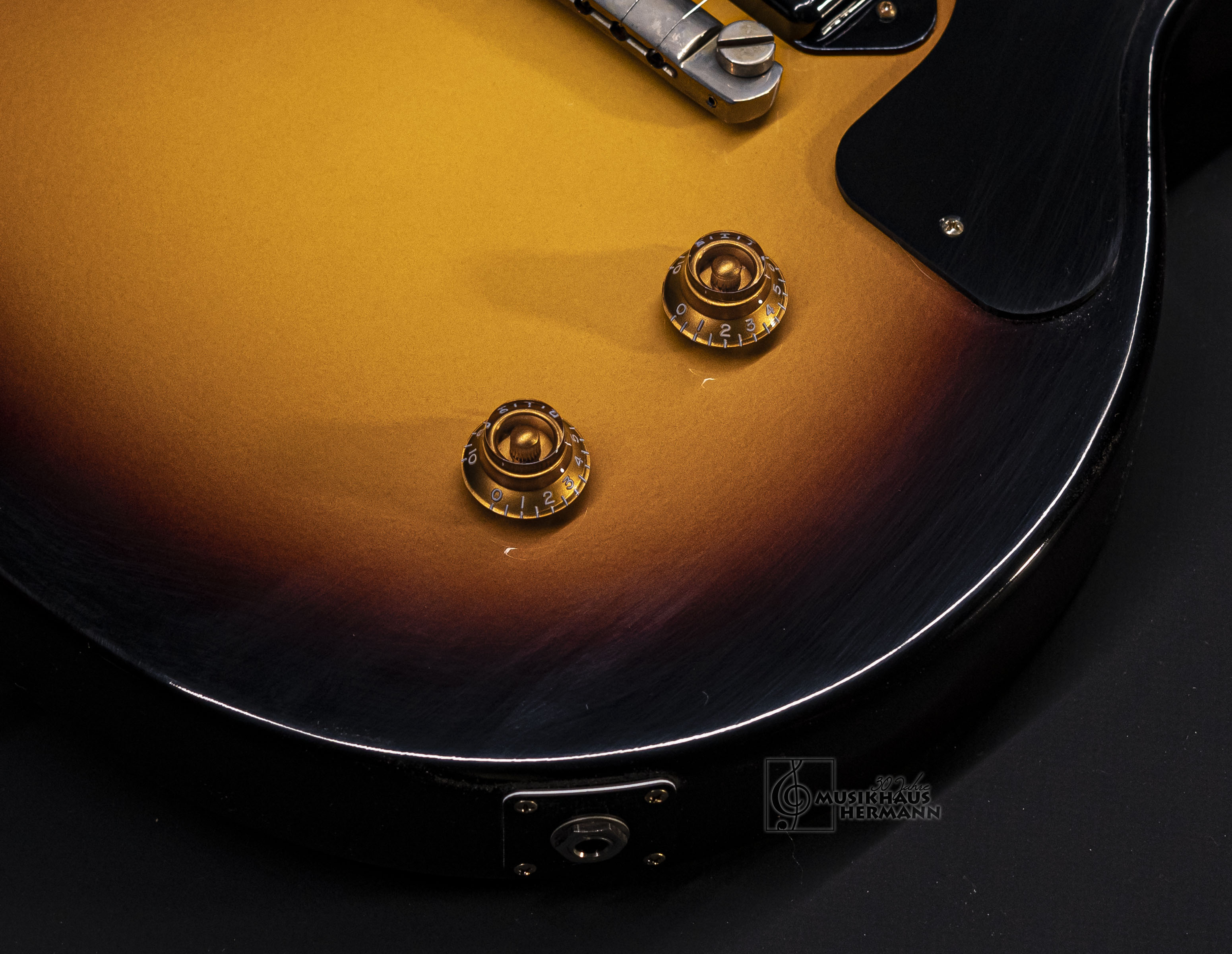 Galerie anzeigen (17 Bilder) a8-8240gibson-les-paul-junior-1957-single-cut-vintage-sunburst