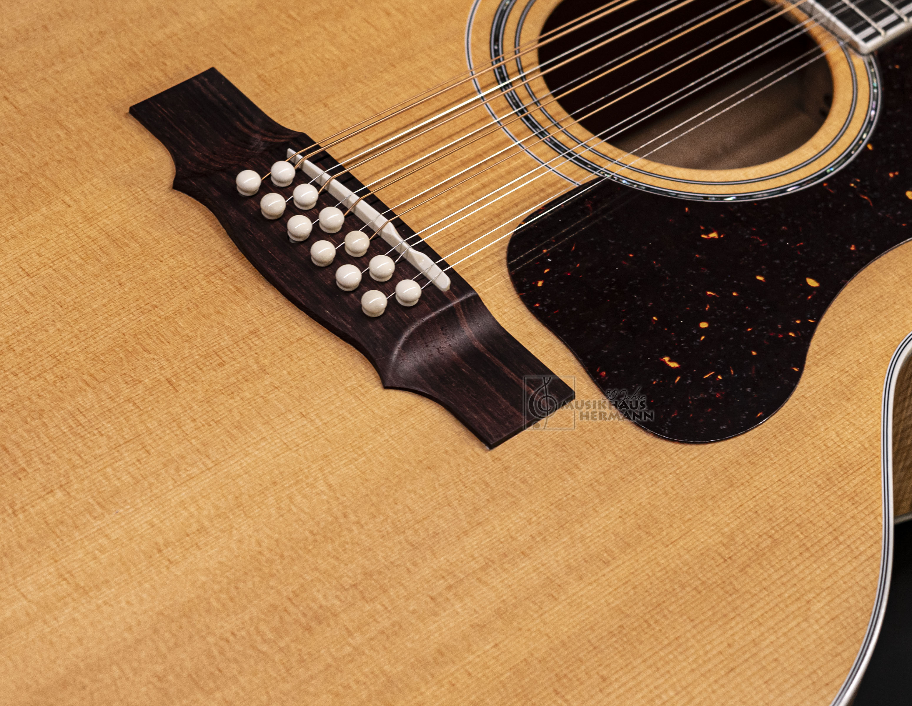 Galerie anzeigen (18 Bilder) a8-8425-guild-f-512-maple-bld