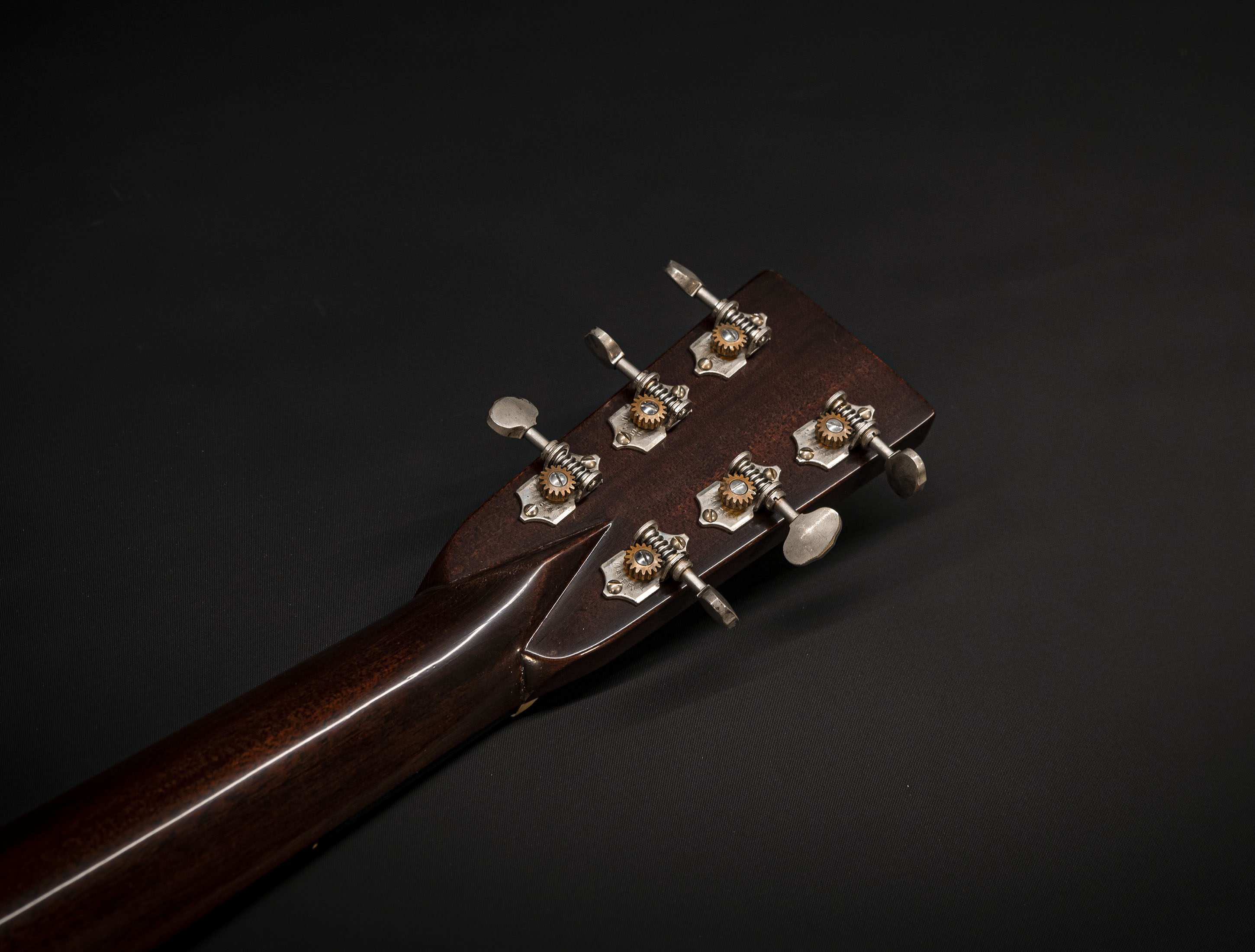 Show gallery (29 images) a137031 martin-custom-shop-000-28-authentic-1937-vintage-low-gloss-ambertone-burst-stage-1-aging