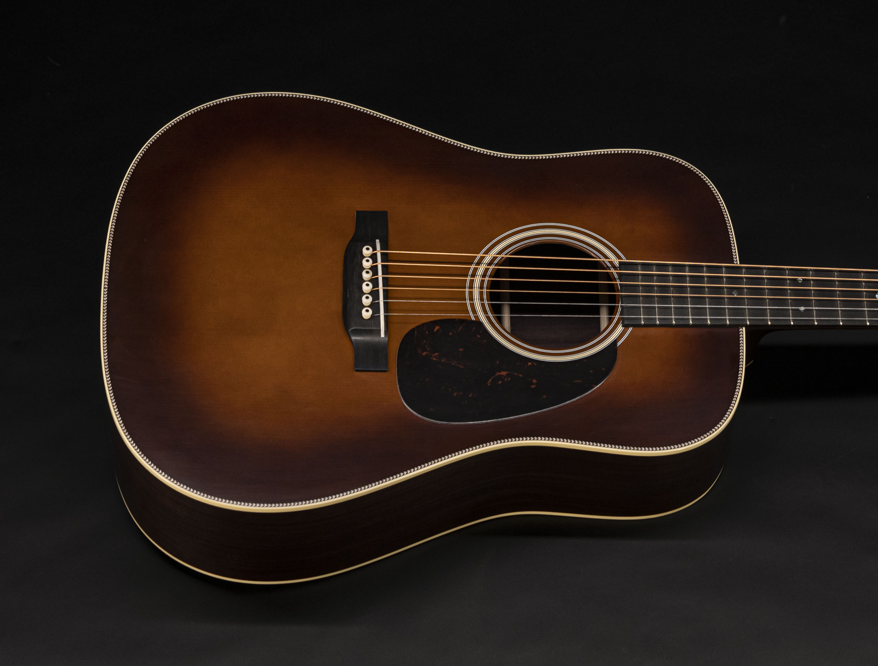 Show gallery (24 images) a113004-martin-custom-shop-d-28-authentic-1937-vintage-low-gloss-ambertone-burst