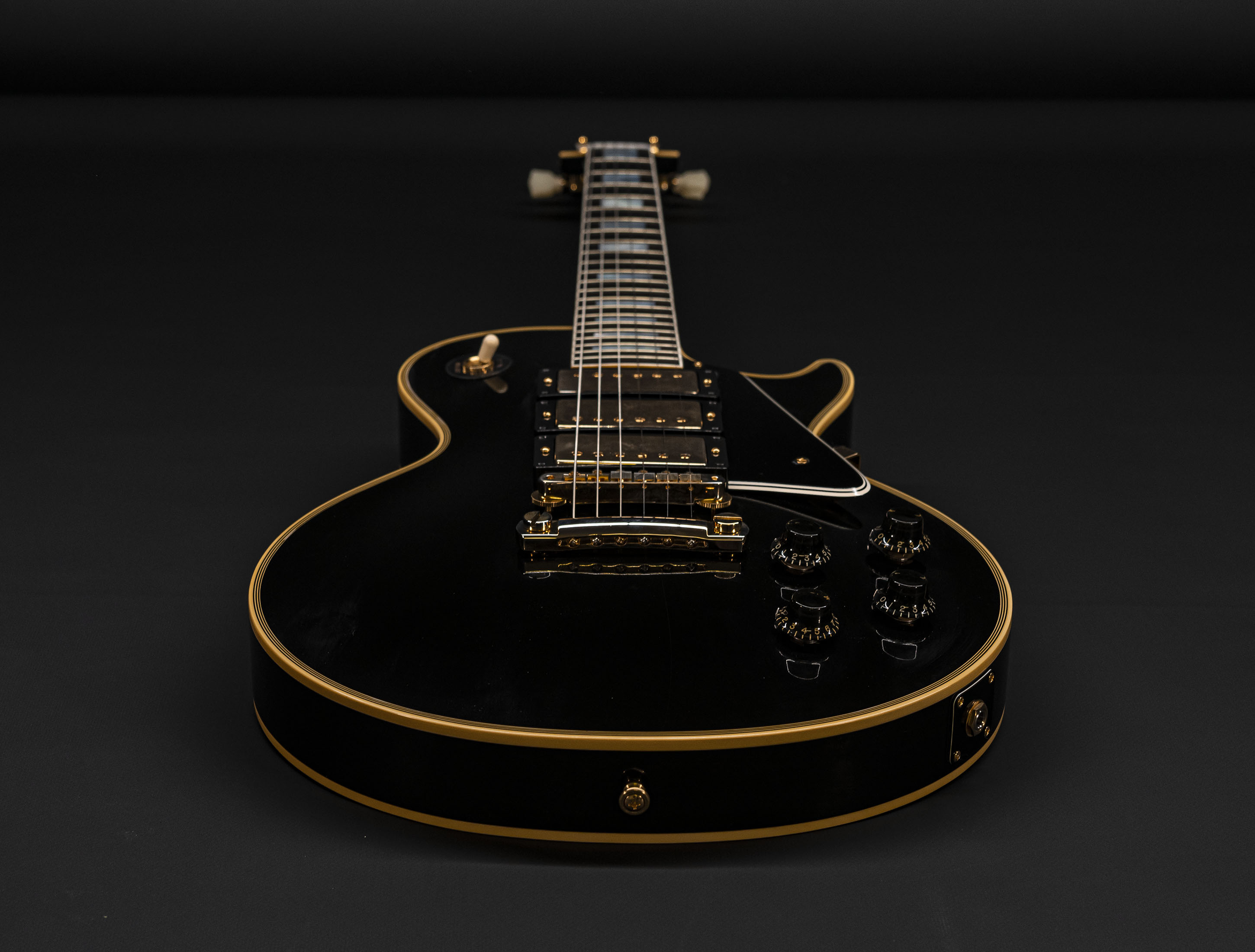 Galerie anzeigen (26 Bilder) a115980-gibson-les-paul-custom-1957-reissue-3-pickup-vos-ebony