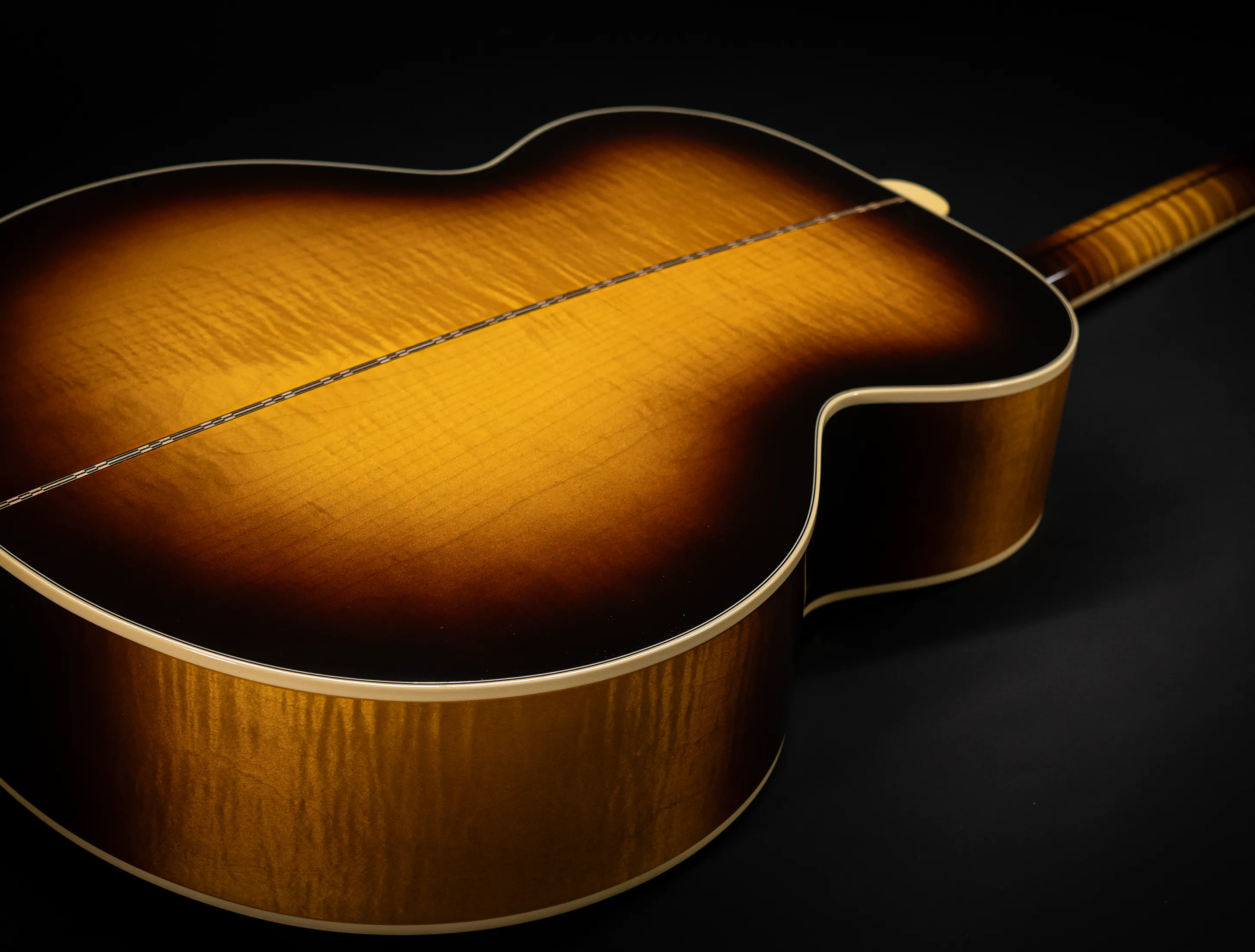 Galerie anzeigen (34 Bilder) a175846-Gibson-SJ-200-EARLY-50`s-Golden-Era-Custom-Shop-Adirondack-Vintage-Sunburst-Musikhaus-Hermann-