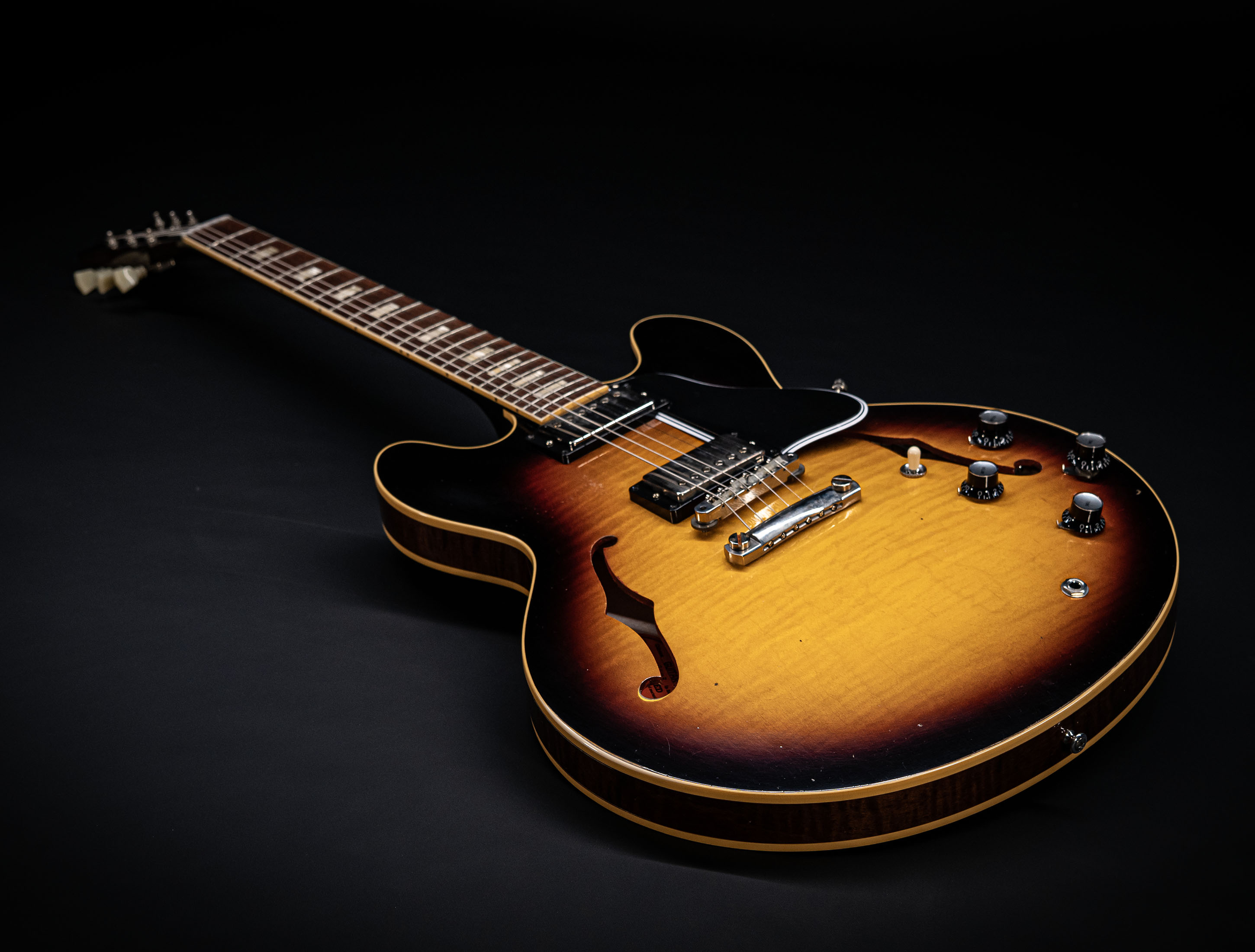 Galerie anzeigen (31 Bilder) a155106 Gibson-ES-335-1964-Custom-Shop-Murphy-Lab-Light-Aged-Figured-Maple-Antique-Vintage-Burst