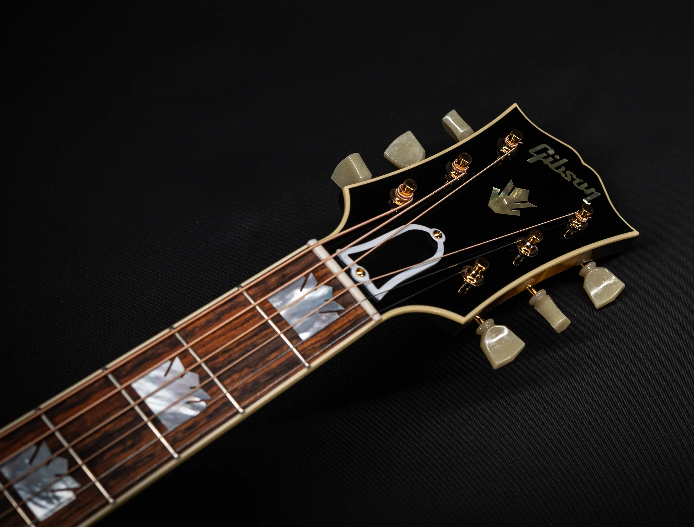 Galerie anzeigen (34 Bilder) a175843-Gibson-SJ-200-EARLY-50`s-Golden-Era-Custom-Shop-Adirondack-Vintage-Sunburst-Musikhaus-Hermann-