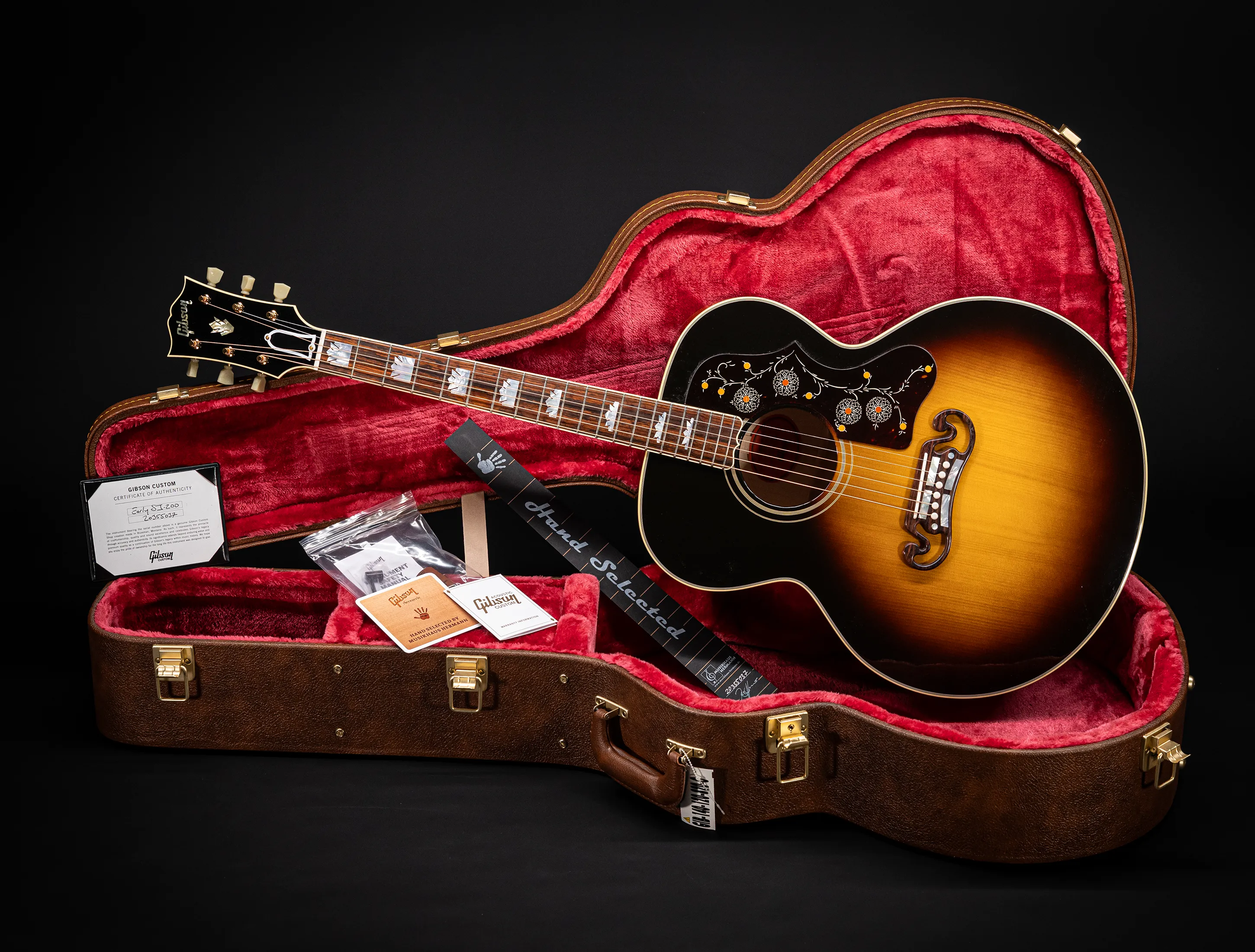 Galerie anzeigen (34 Bilder) a175832-Gibson-SJ-200-EARLY-50`s-Golden-Era-Custom-Shop-Adirondack-Vintage-Sunburst-Musikhaus-Hermann-
