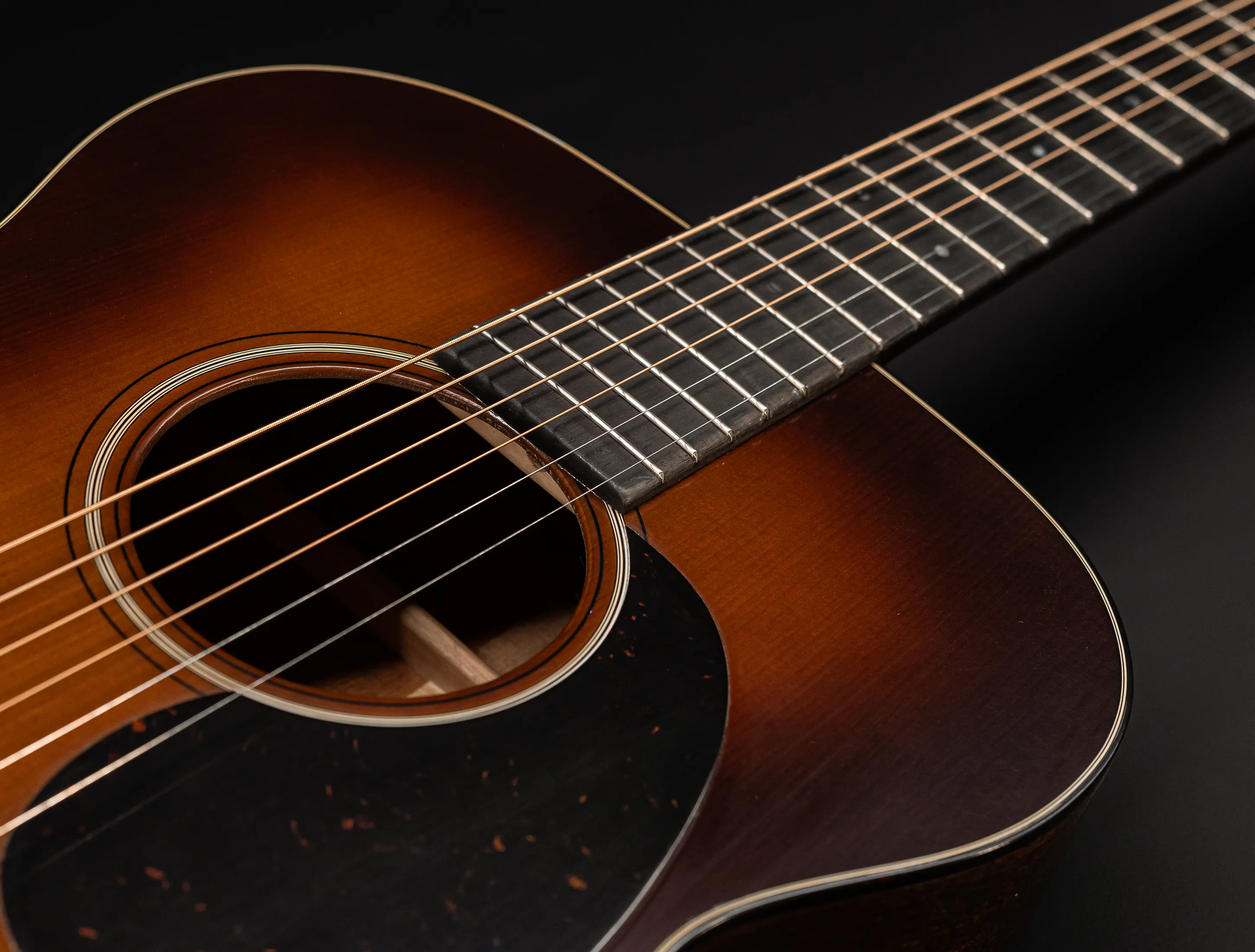 Show gallery (32 images) a156488-Martin Custom Shop 000-18 Authentic 1937 Vintage Low Gloss - Ambertone Burst Stage 1 Aging