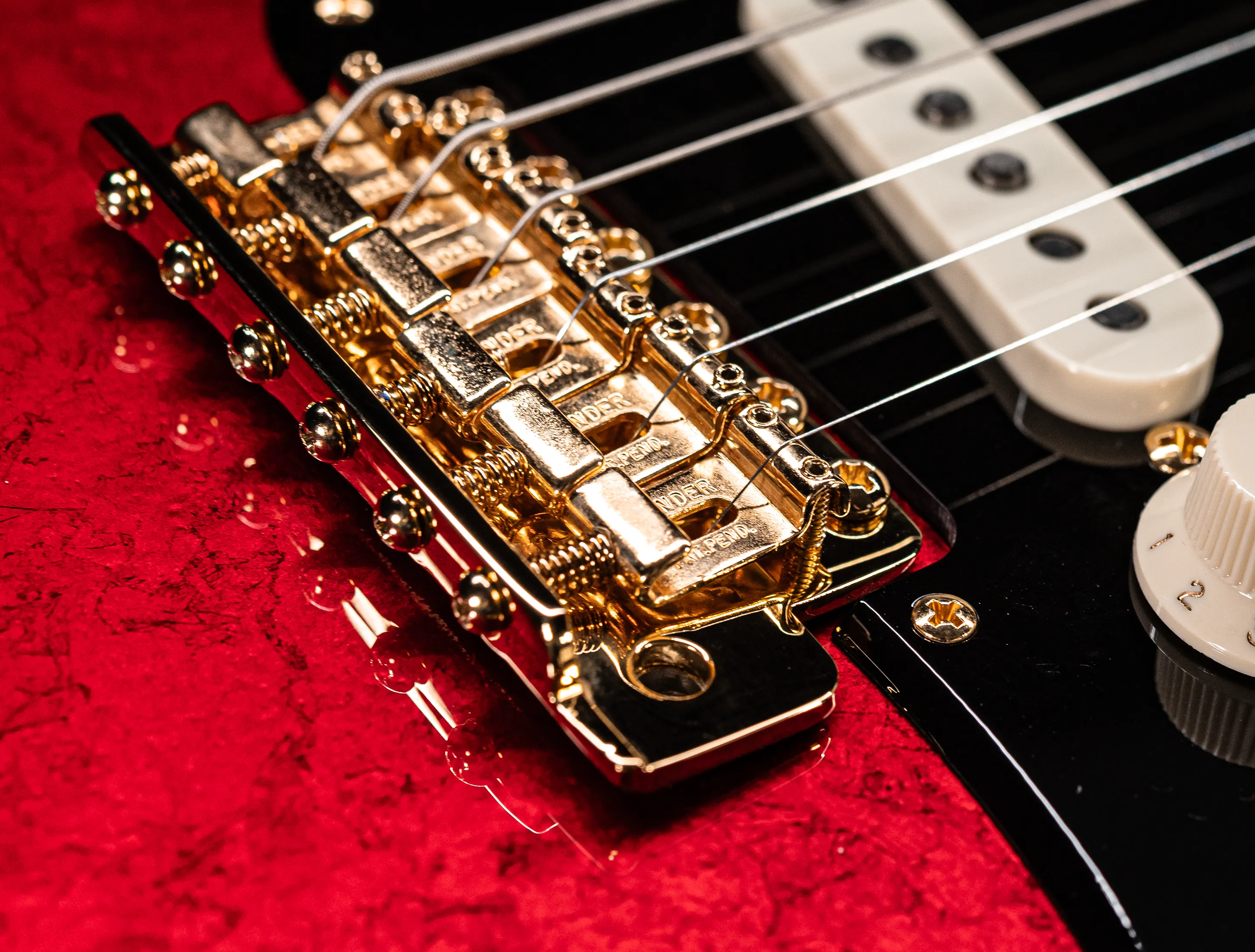 Fender Senior Masterbuilt Dale Wilson 1960 Stratocaster - Candy Apple Red Over 24K Gold Leaf