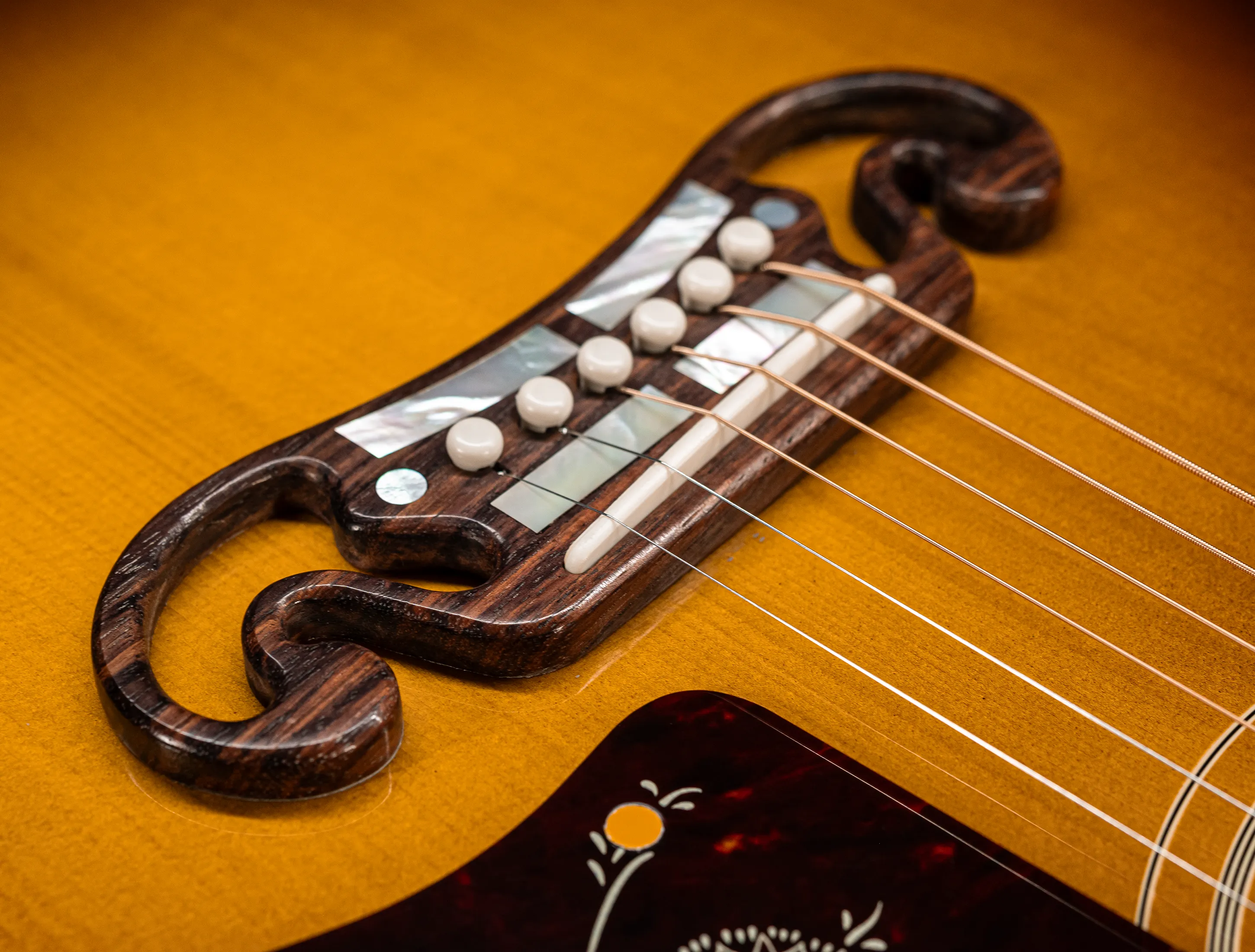 Galerie anzeigen (34 Bilder) a175851-Gibson-SJ-200-EARLY-50`s-Golden-Era-Custom-Shop-Adirondack-Vintage-Sunburst-Musikhaus-Hermann-