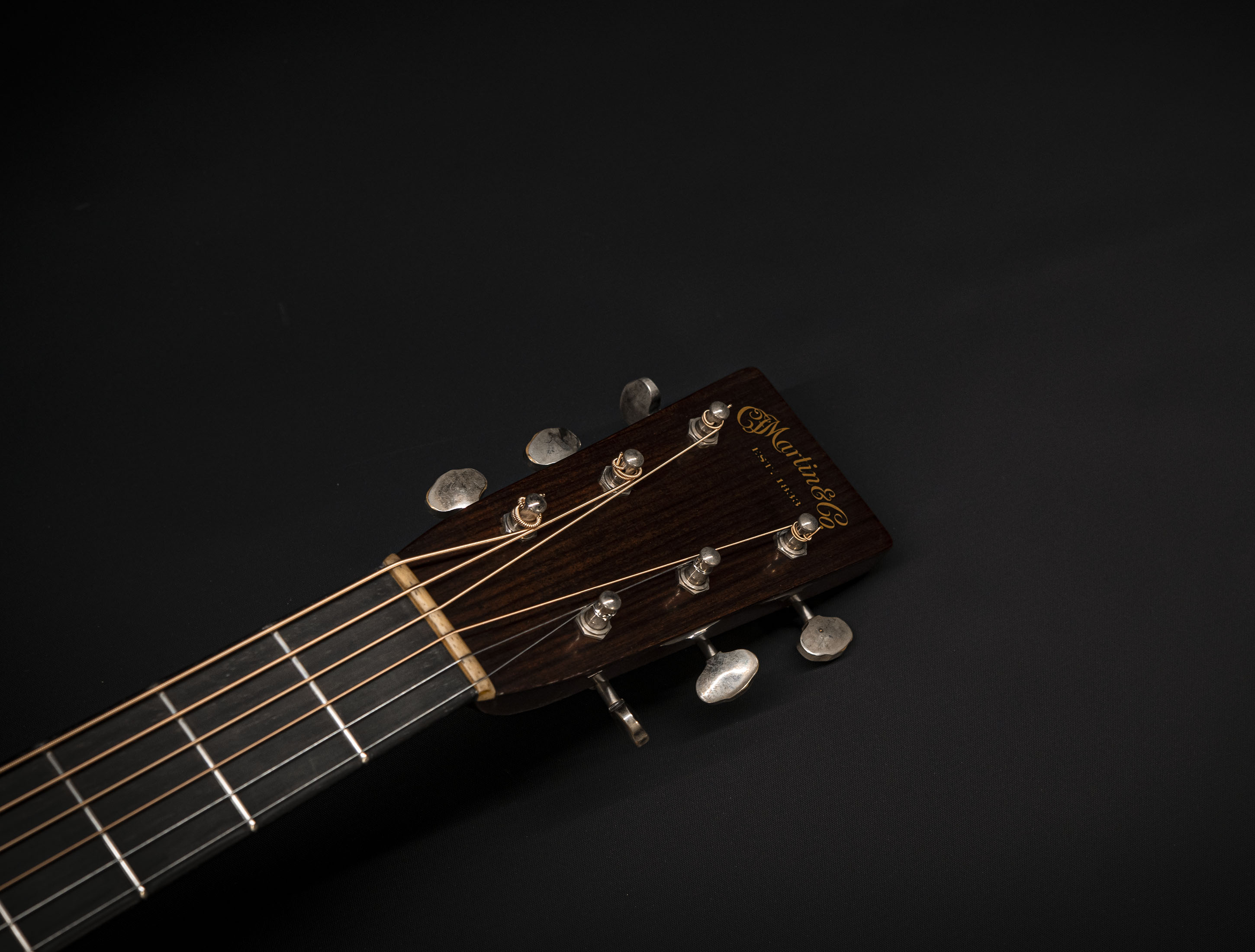 Show gallery (27 images) a134127 martin-custom-shop-d-28-authentic-1937-vintage-low-gloss-ambertone-burst-stage-1-aging
