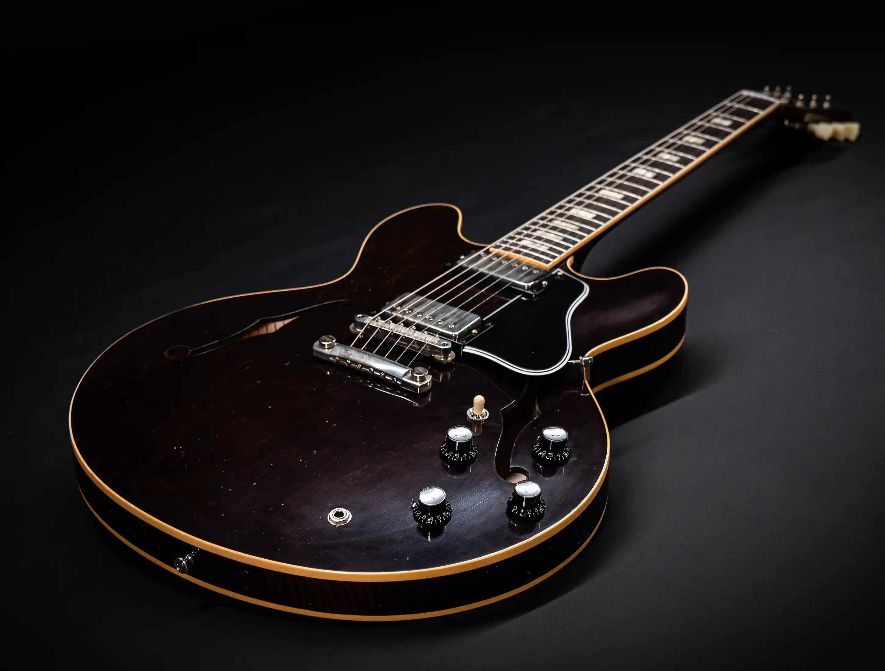 Galerie anzeigen (29 Bilder) a154448 Gibson-ES-335-1964-Custom-Shop-Murphy-Lab-Light-Aged-Figured-Maple-Antique-Walnut-Stain