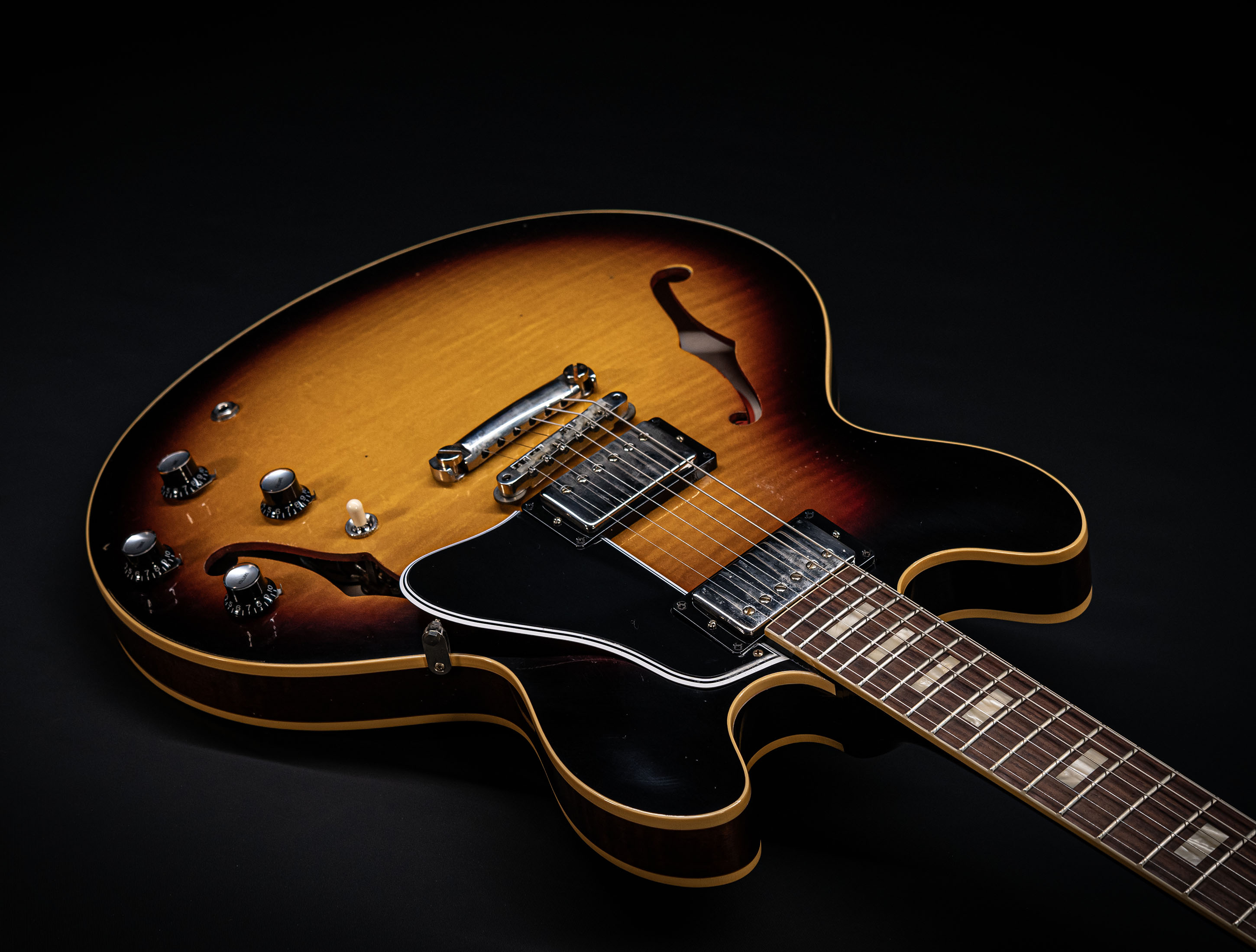 Galerie anzeigen (31 Bilder) a155100 Gibson-ES-335-1964-Custom-Shop-Murphy-Lab-Light-Aged-Figured-Maple-Antique-Vintage-Burst