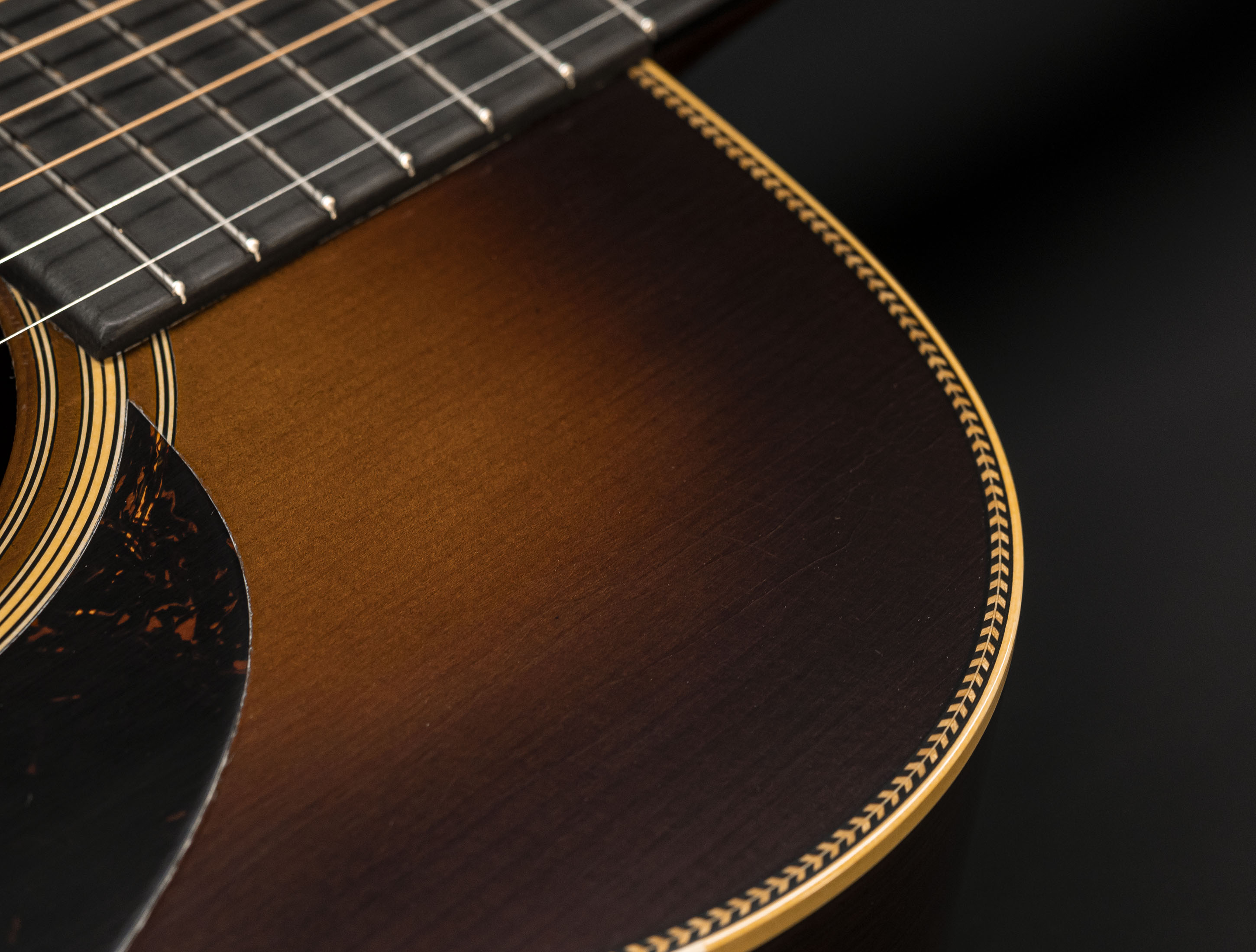 Show gallery (29 images) a137021 martin-custom-shop-000-28-authentic-1937-vintage-low-gloss-ambertone-burst-stage-1-aging