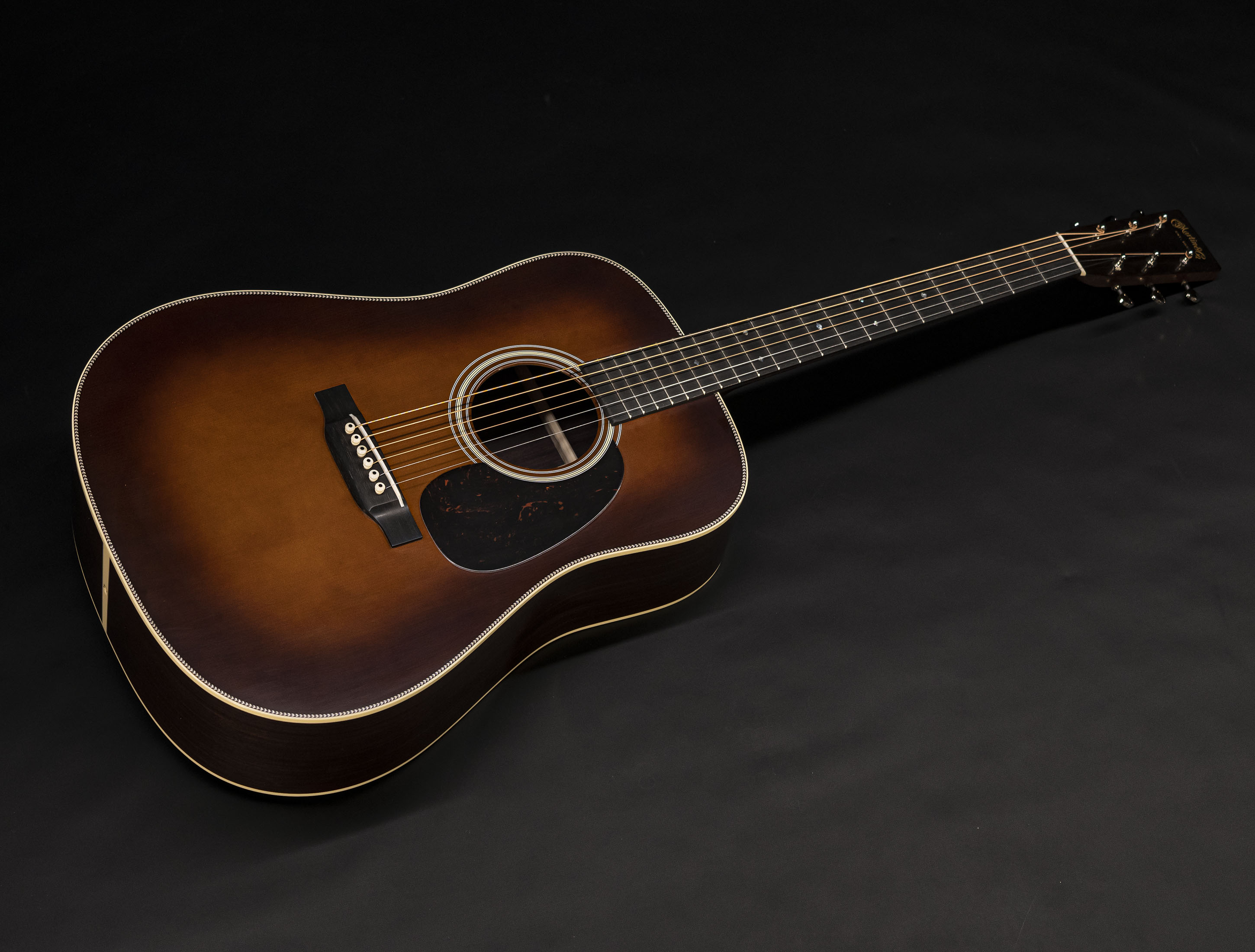 Show gallery (24 images) a113003-martin-custom-shop-d-28-authentic-1937-vintage-low-gloss-ambertone-burst