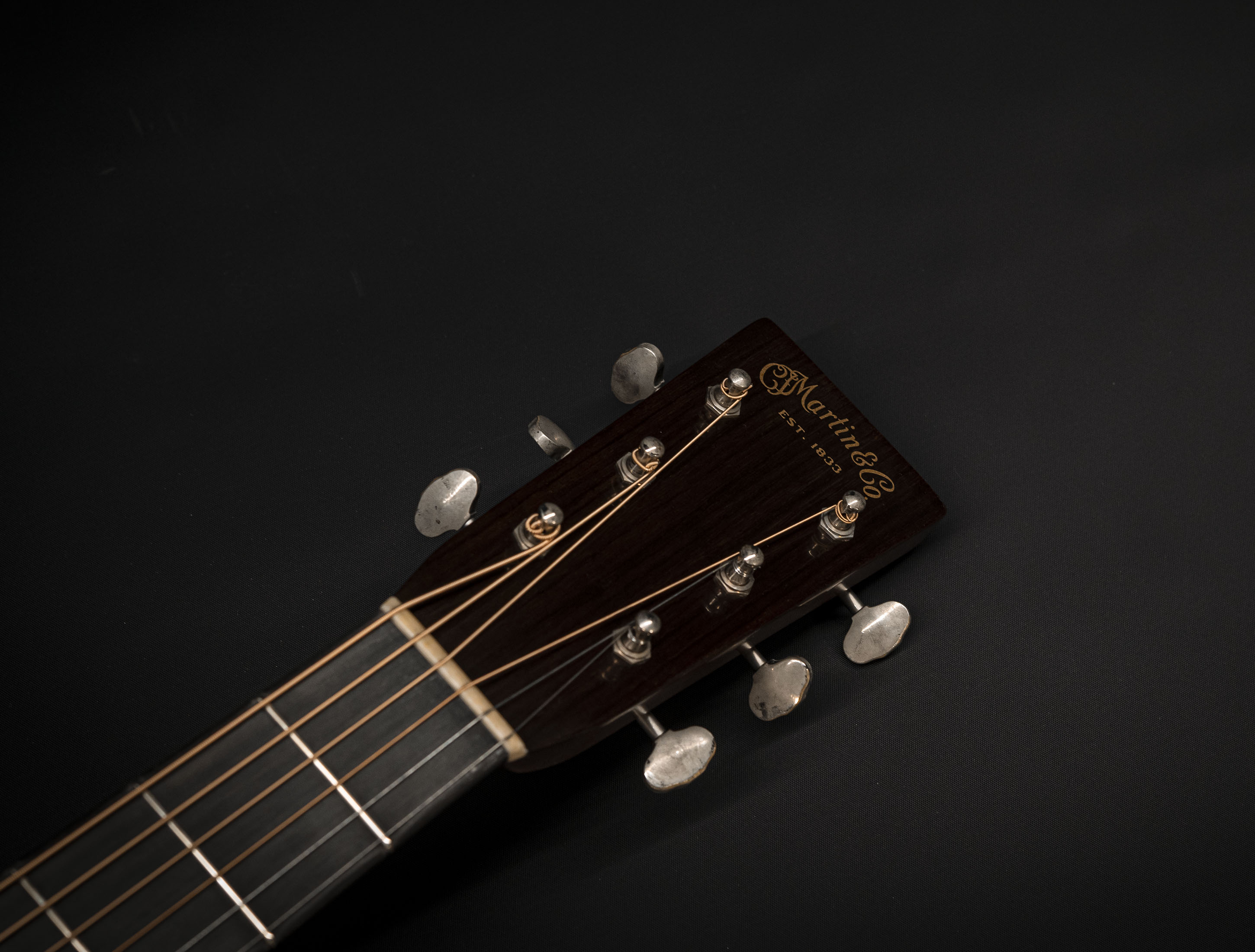 Show gallery (29 images) a137026 martin-custom-shop-000-28-authentic-1937-vintage-low-gloss-ambertone-burst-stage-1-aging