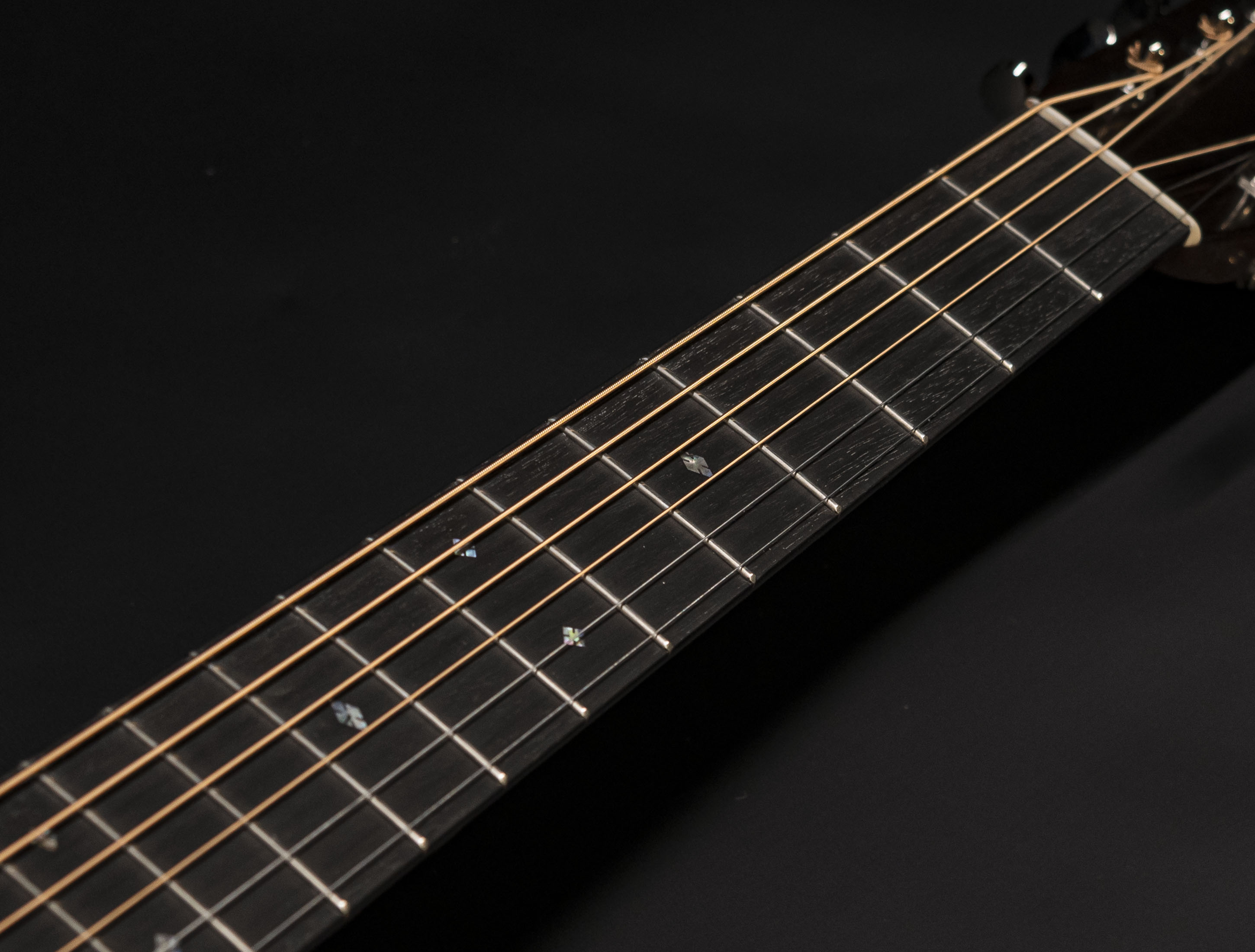 Show gallery (24 images) a113008-martin-custom-shop-d-28-authentic-1937-vintage-low-gloss-ambertone-burst