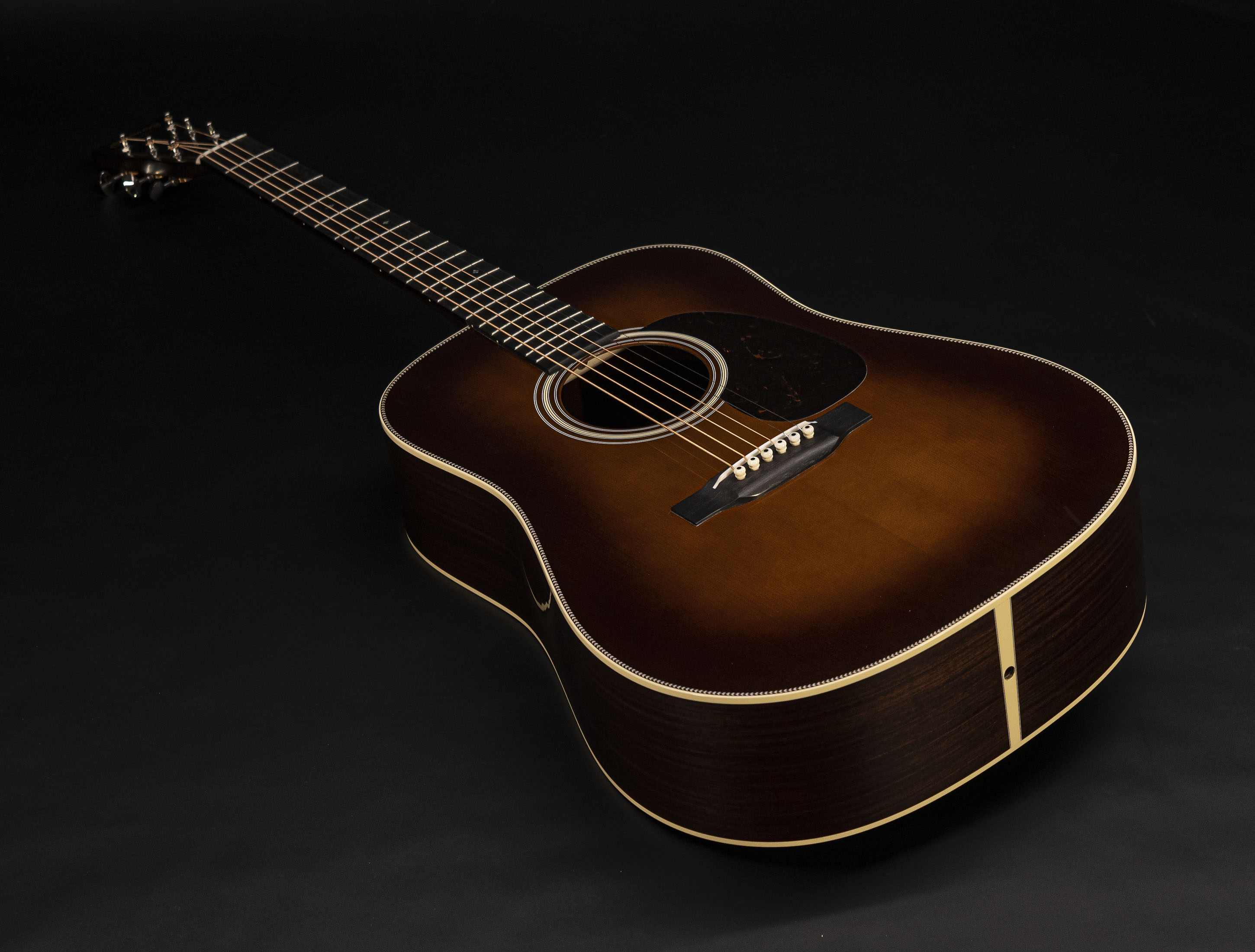 Show gallery (24 images) a113016-martin-custom-shop-d-28-authentic-1937-vintage-low-gloss-ambertone-burst