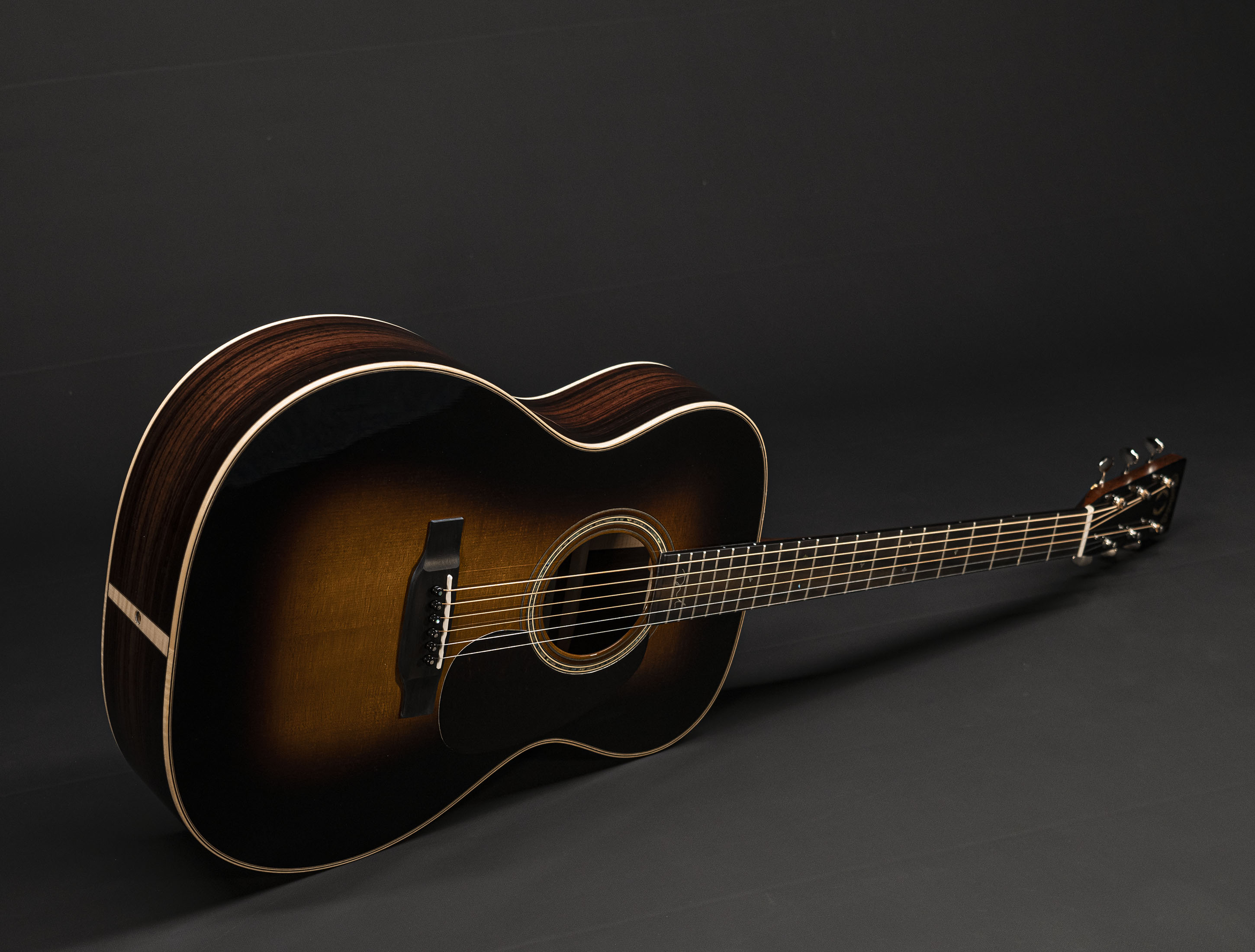 Galerie anzeigen (24 Bilder) a126346 martin-000-28bl-brooke-ligertwood-sunburst