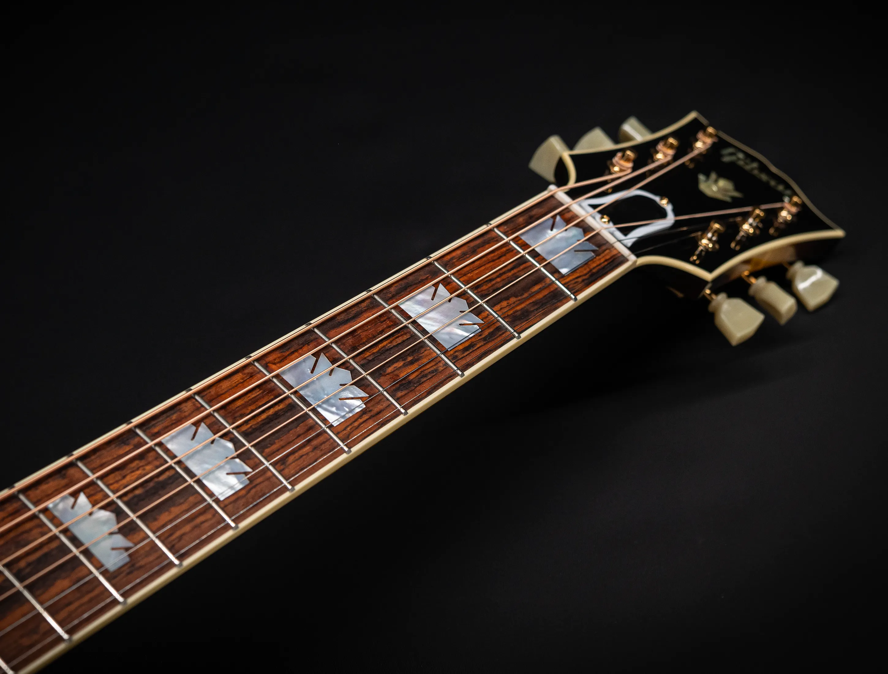 Galerie anzeigen (34 Bilder) a175842-Gibson-SJ-200-EARLY-50`s-Golden-Era-Custom-Shop-Adirondack-Vintage-Sunburst-Musikhaus-Hermann-