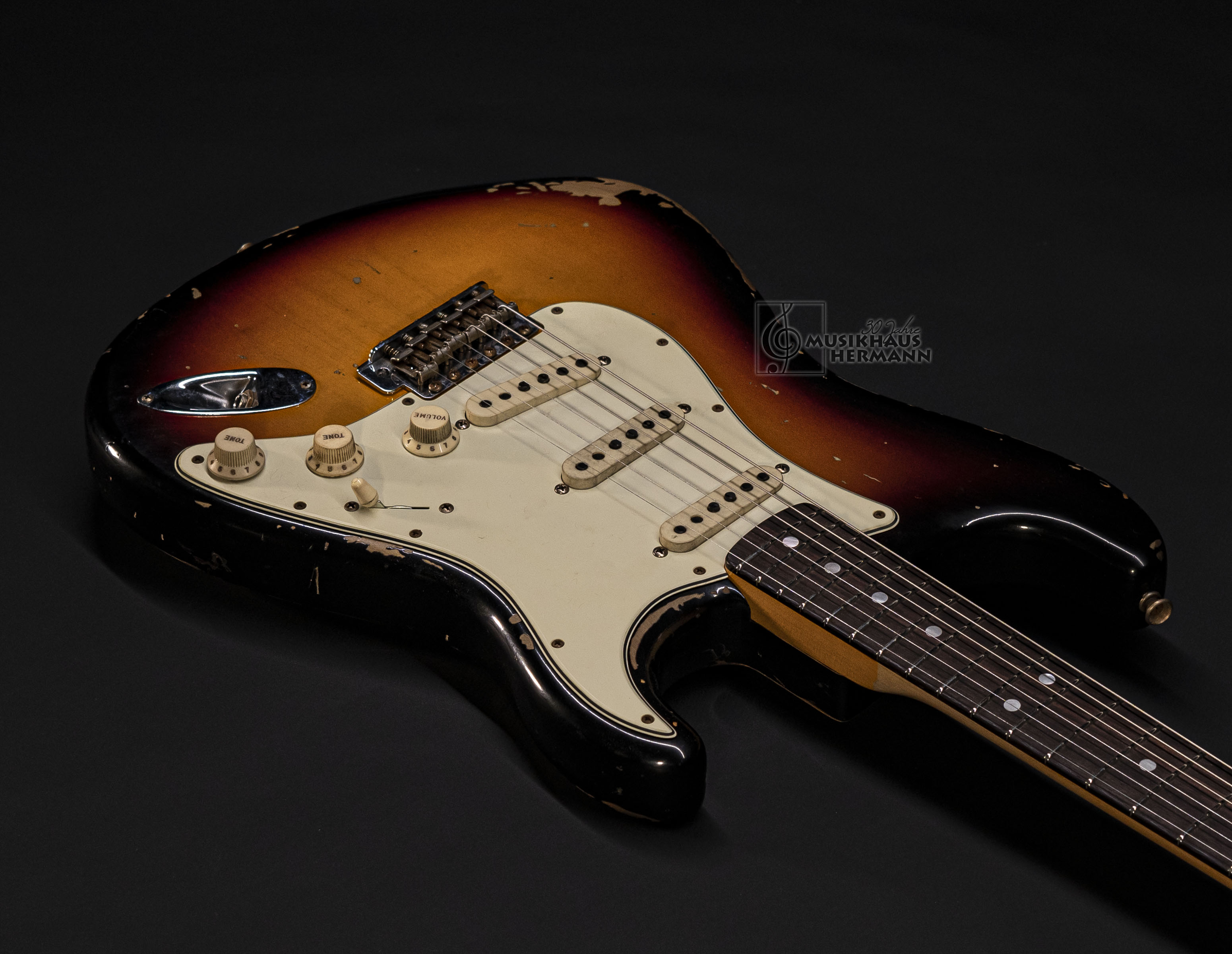 Galerie anzeigen (21 Bilder) a9-4220 fender-custom-shop-michael-landau-1968-stratocaster-3-color-sunburst