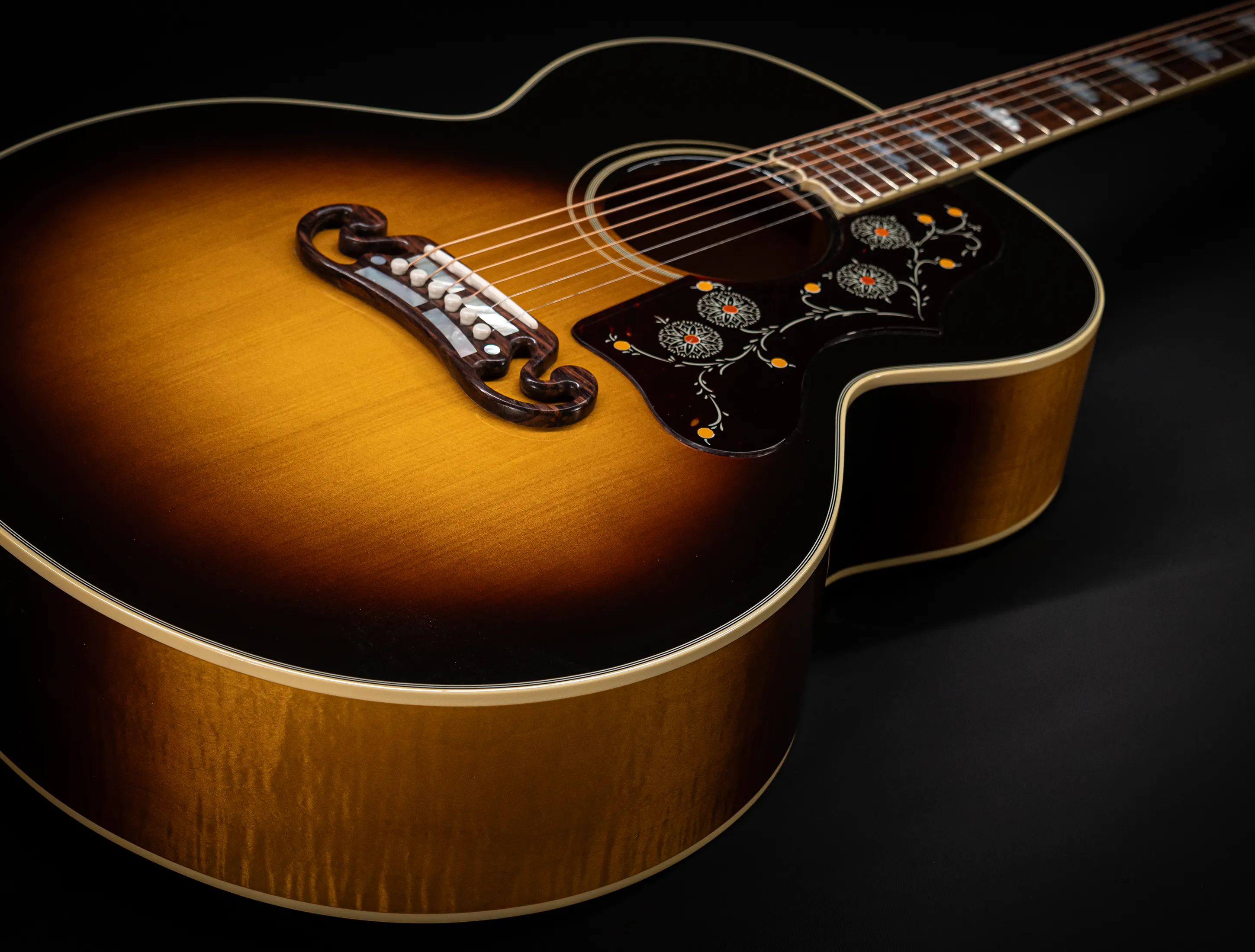Galerie anzeigen (34 Bilder) a175840-Gibson-SJ-200-EARLY-50`s-Golden-Era-Custom-Shop-Adirondack-Vintage-Sunburst-Musikhaus-Hermann-